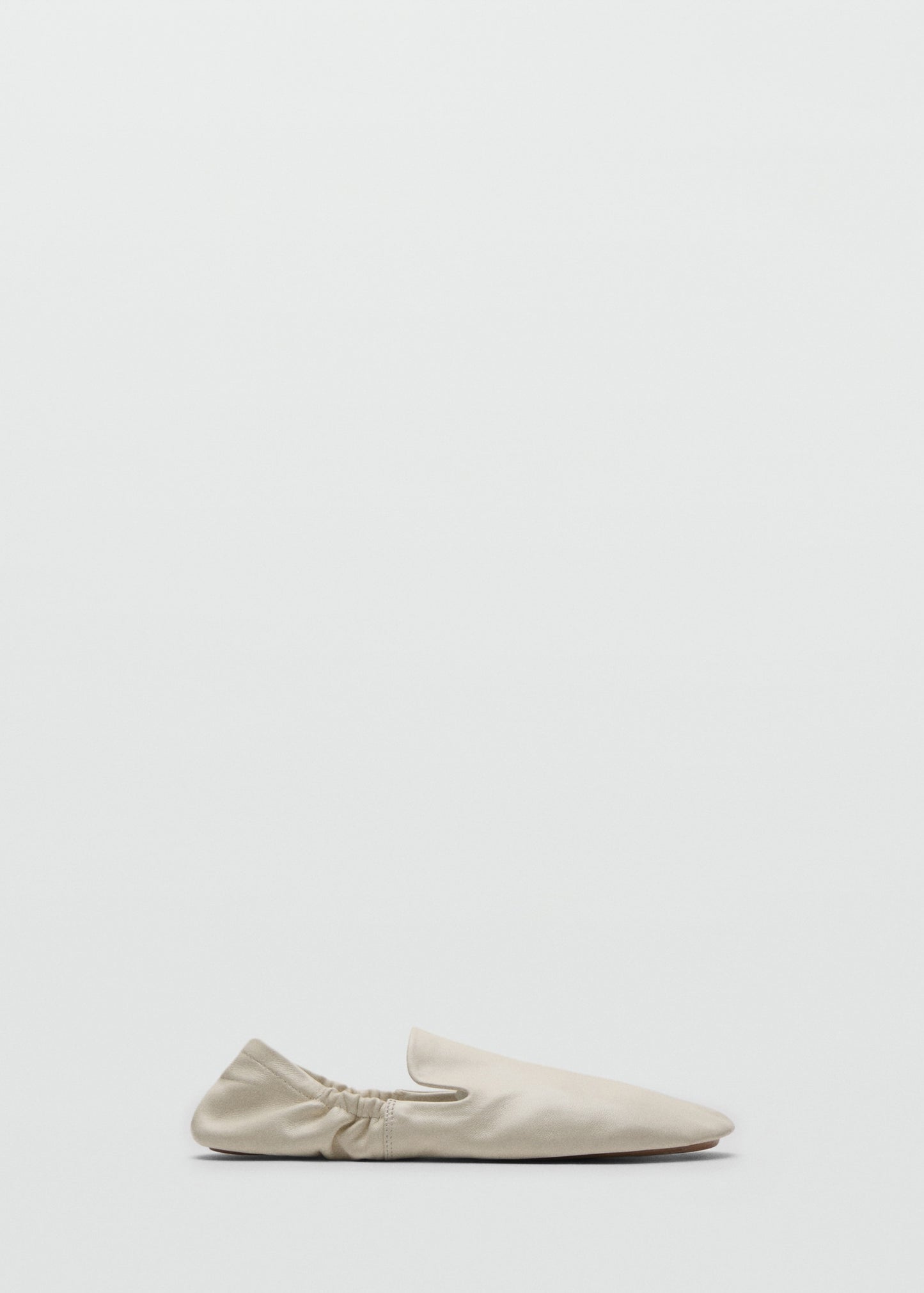 100% leather gathered shoes