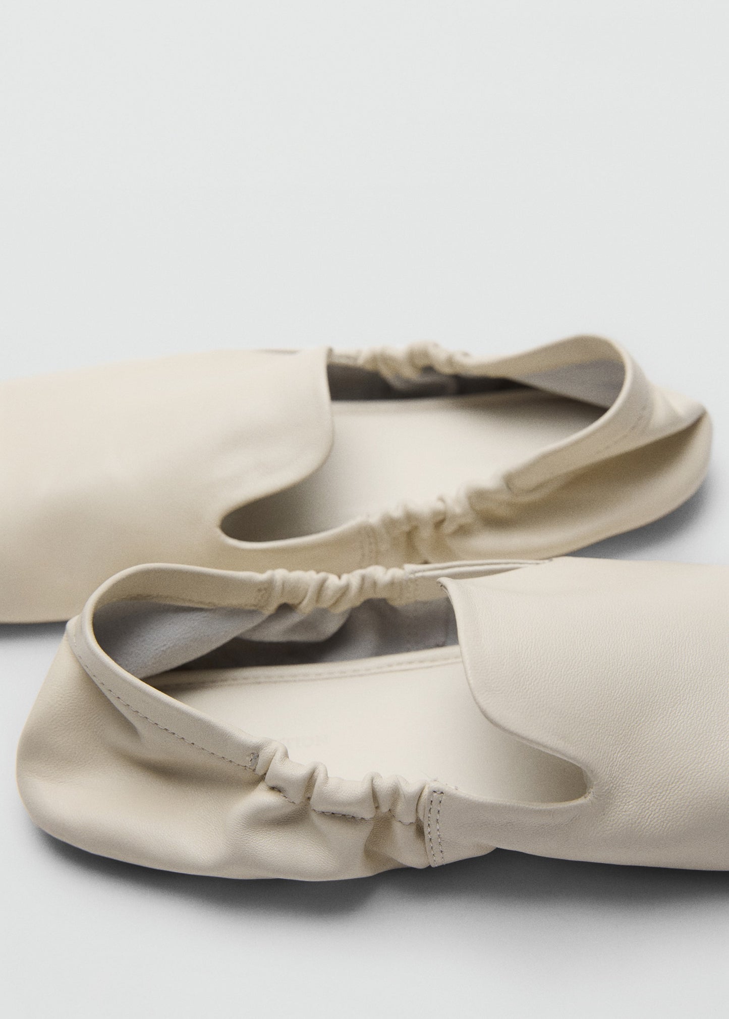 100% leather gathered shoes
