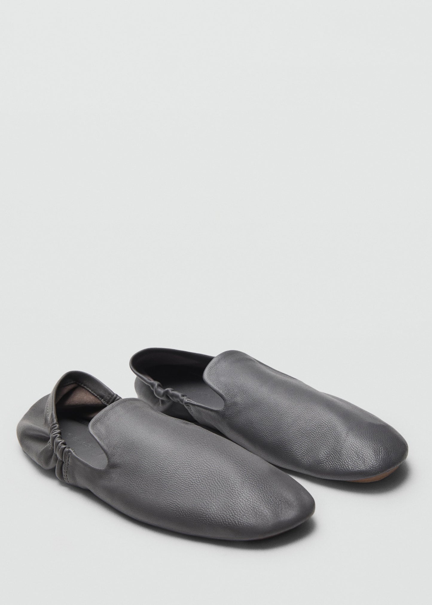 100% leather gathered shoes