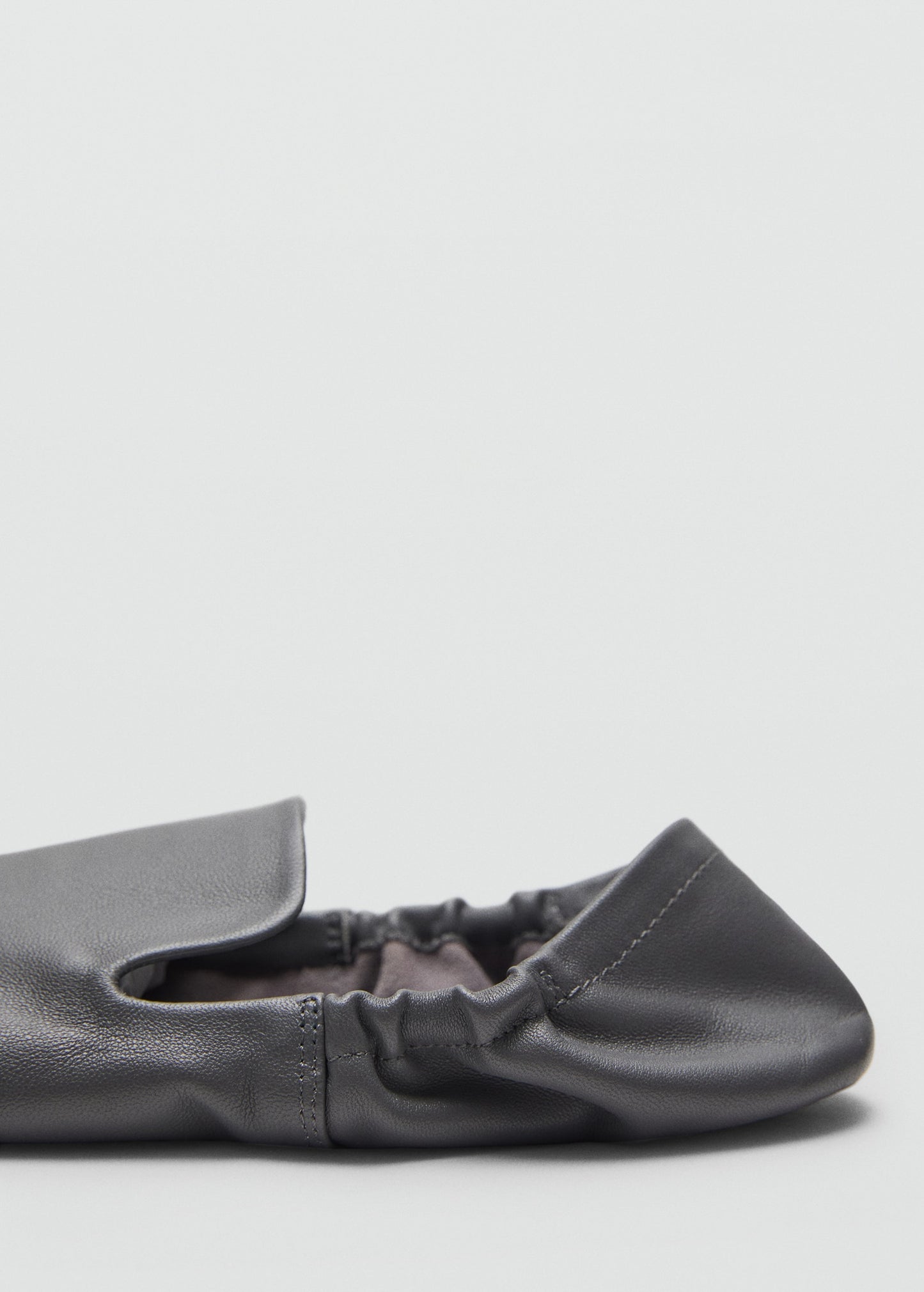 100% leather gathered shoes