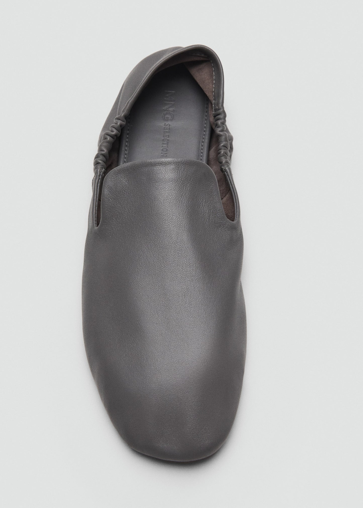 100% leather gathered shoes