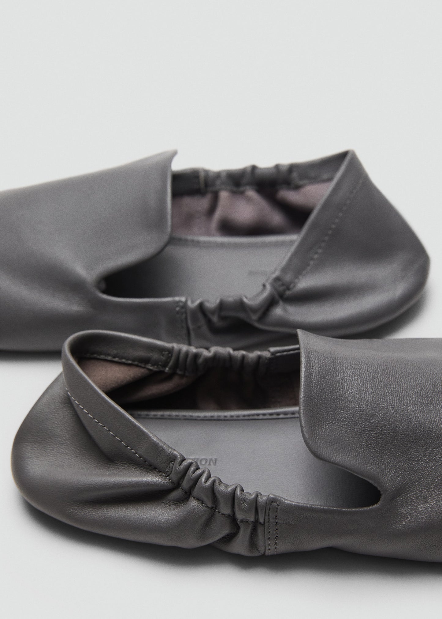 100% leather gathered shoes