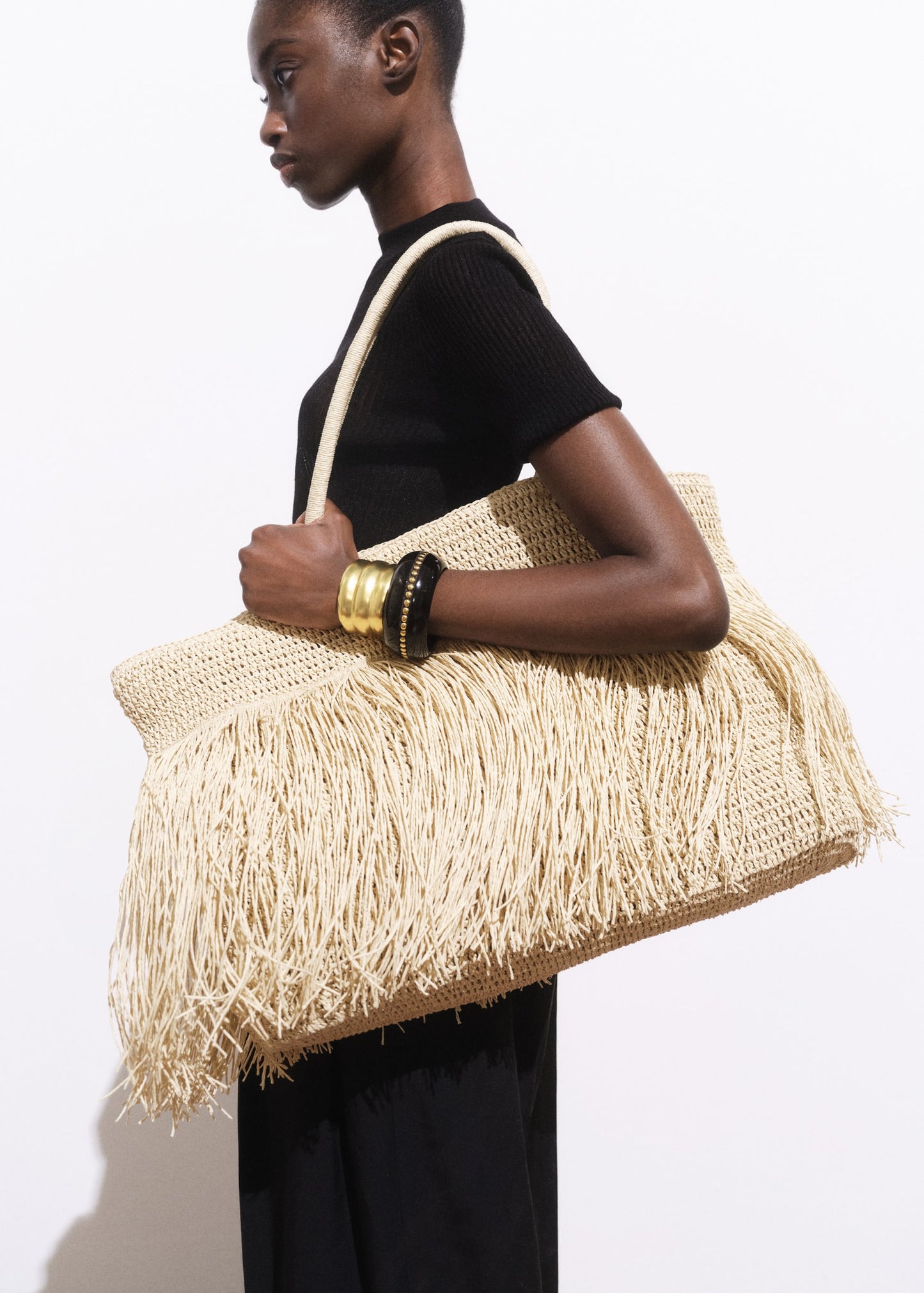 Natural fibre shoulder bag with fringes