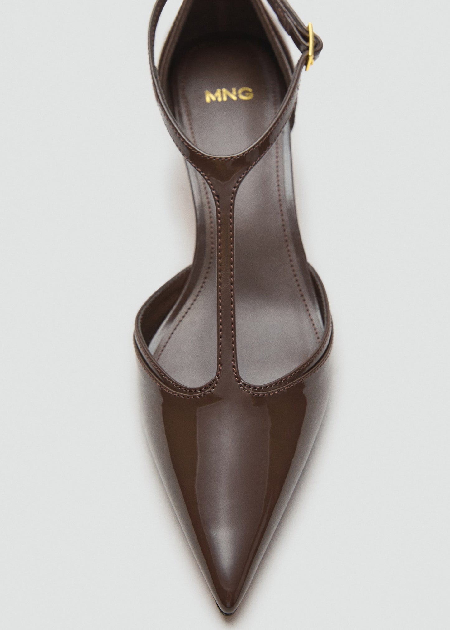 Kitten-heel patent leather shoes