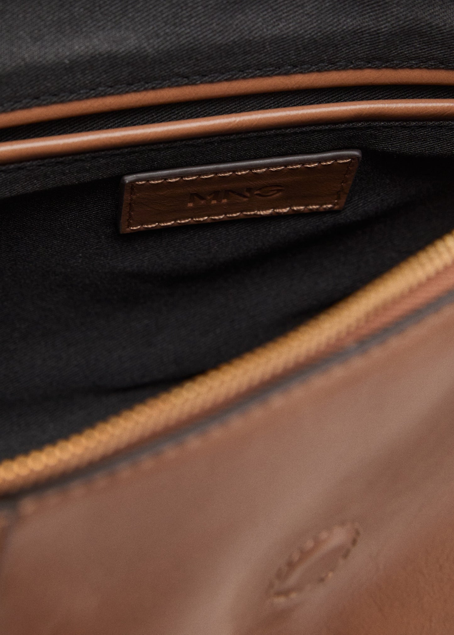 Medium shoulder bag with snap fastener