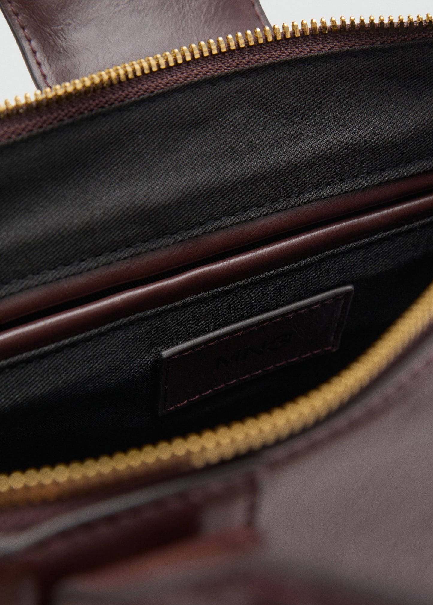 Medium shoulder bag with snap hook