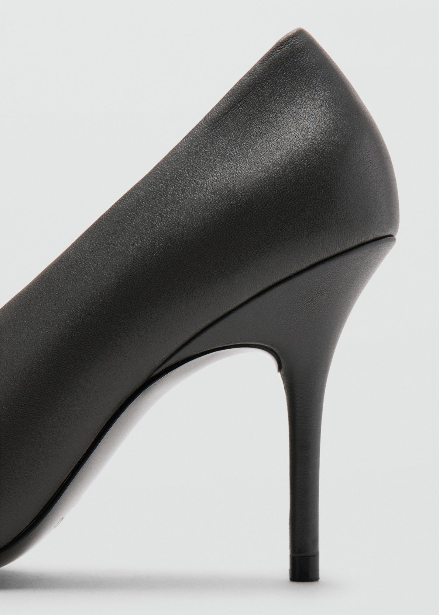Round-toe leather high-heeled shoes