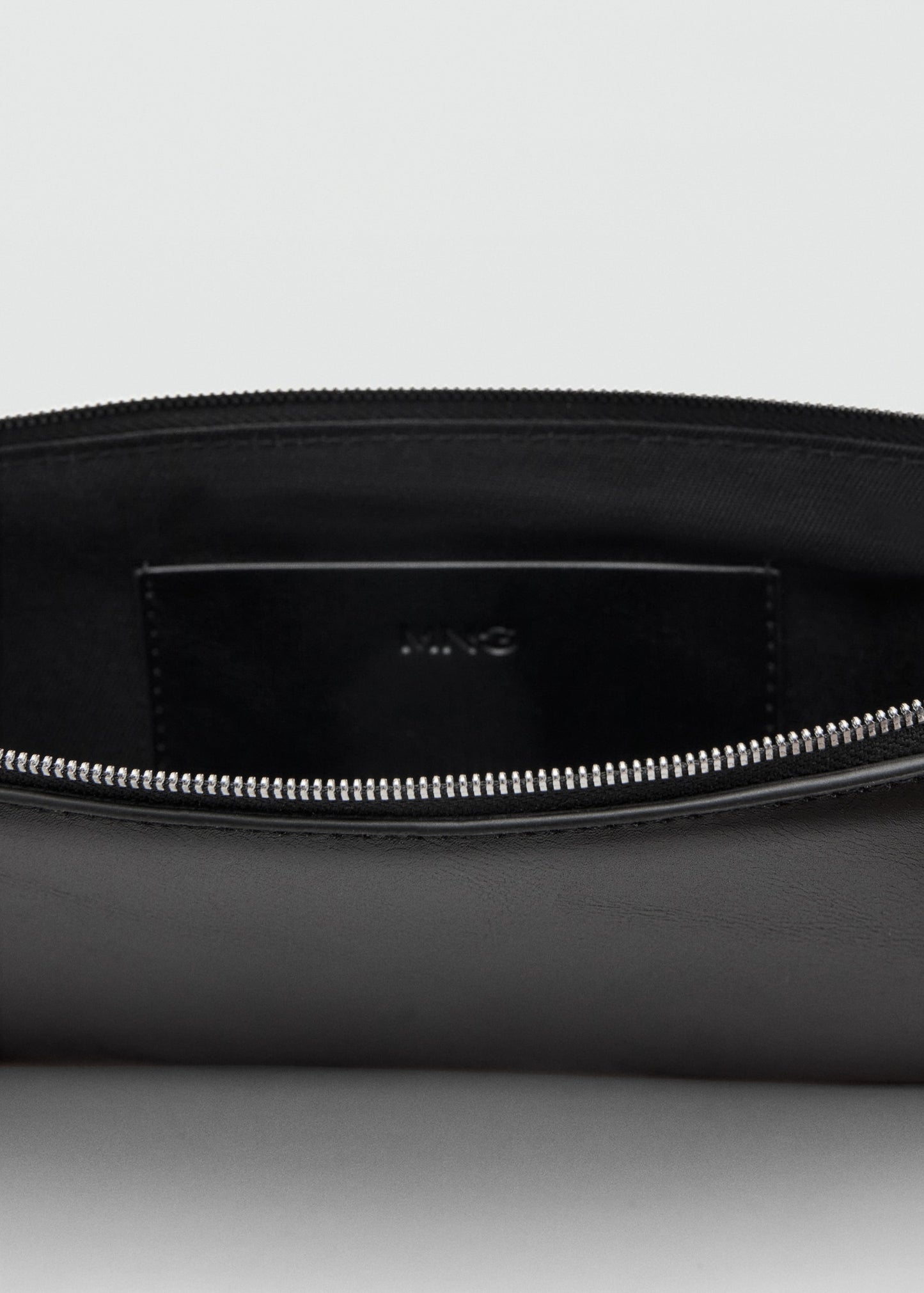 Shoulder bag with zip