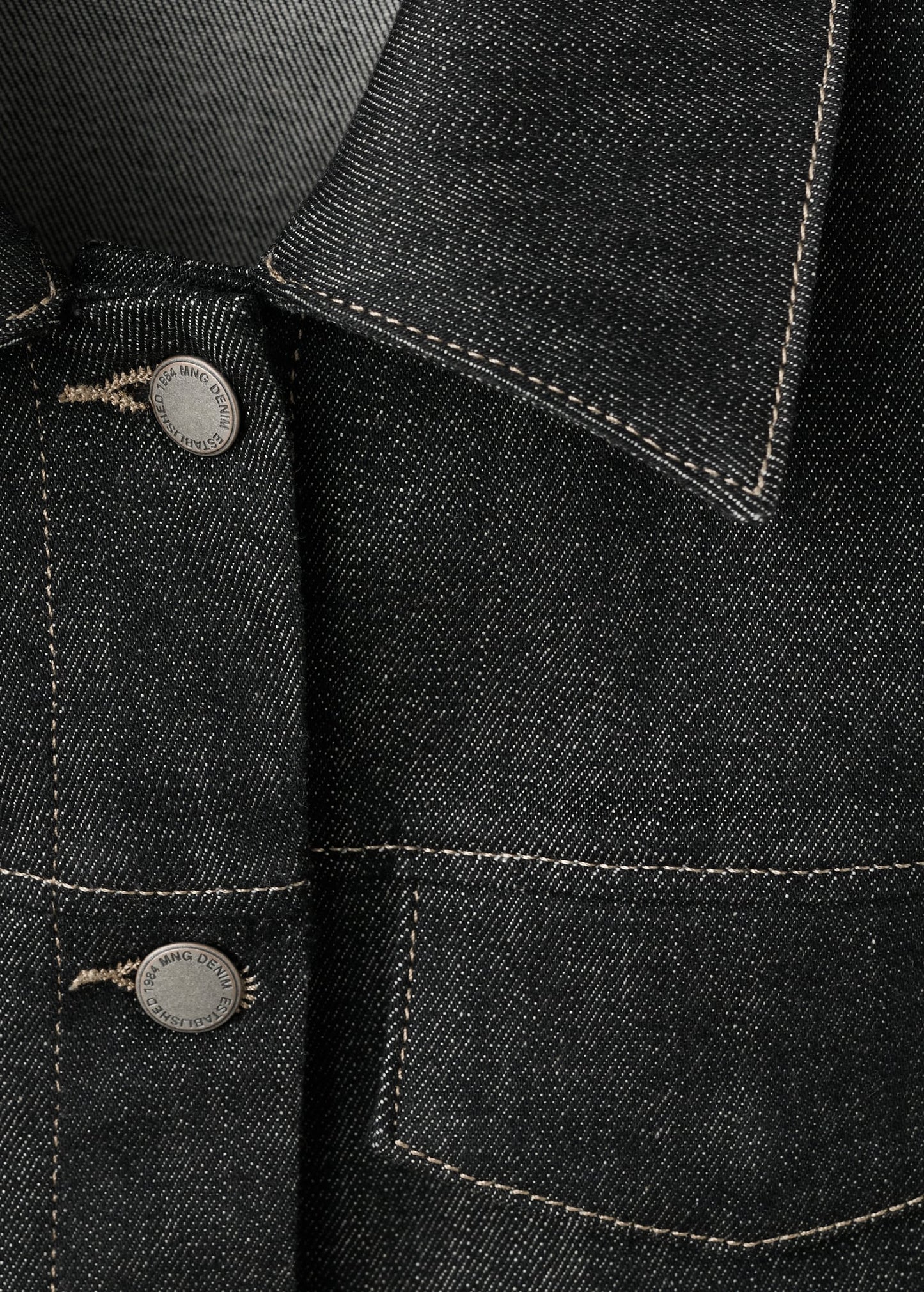 Fitted denim jacket with pockets