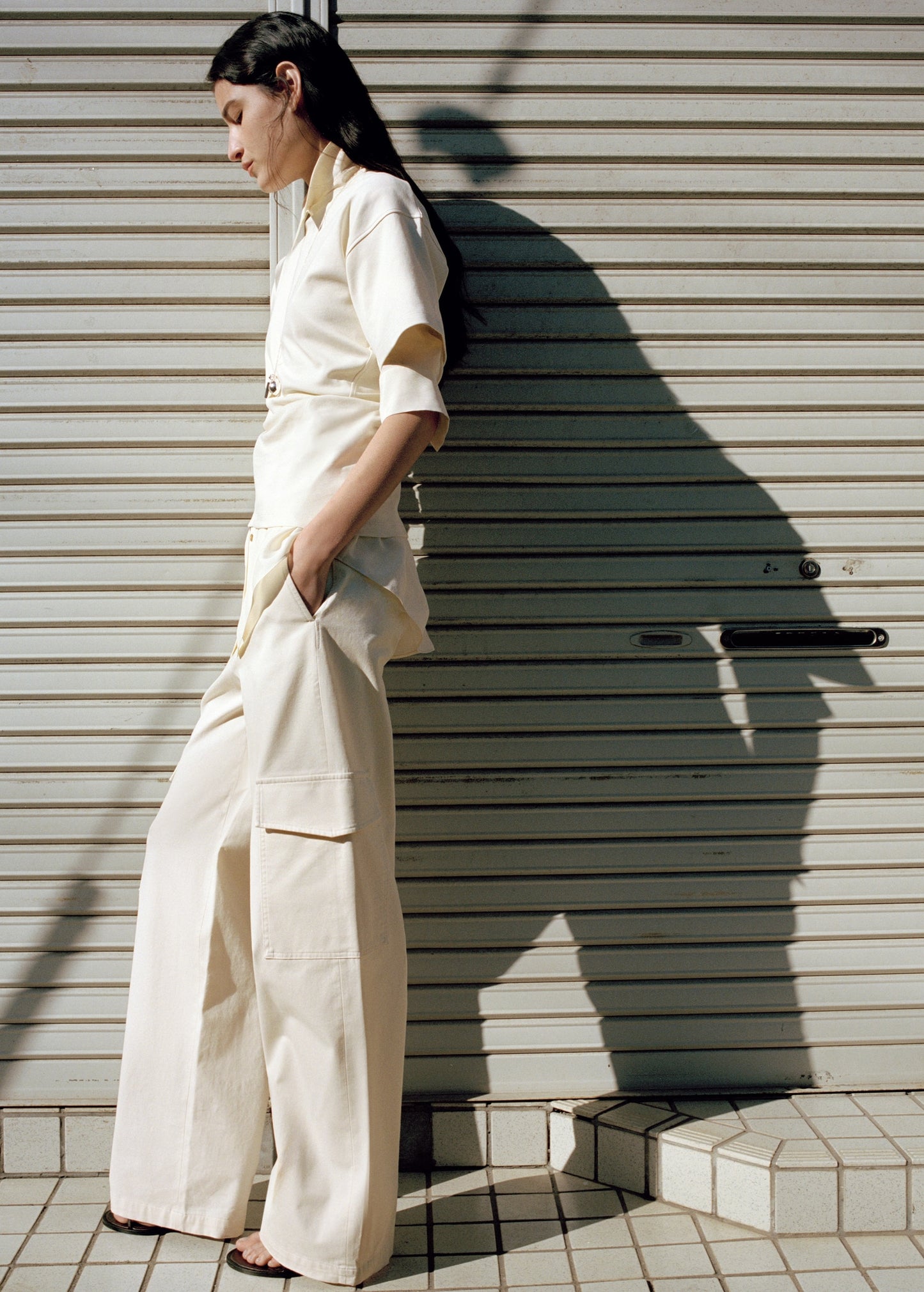 Fitted cotton t-shirt with asymmetrical hem