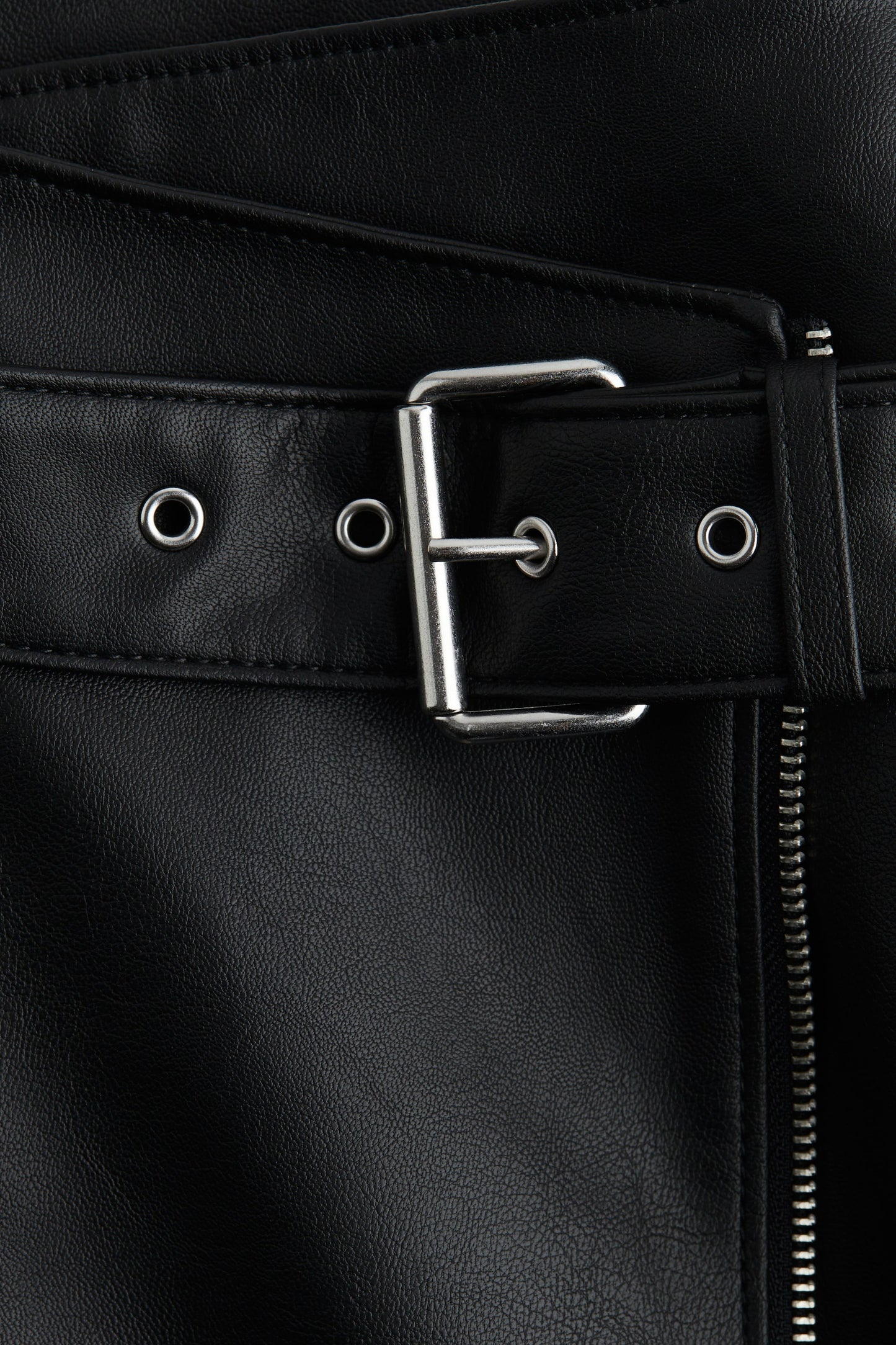 Coated belt-detail skirt