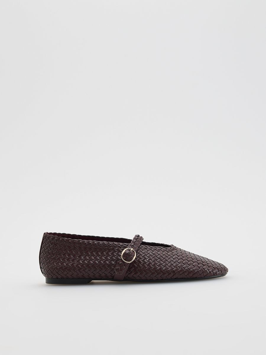 Woven ballet flats with a strap