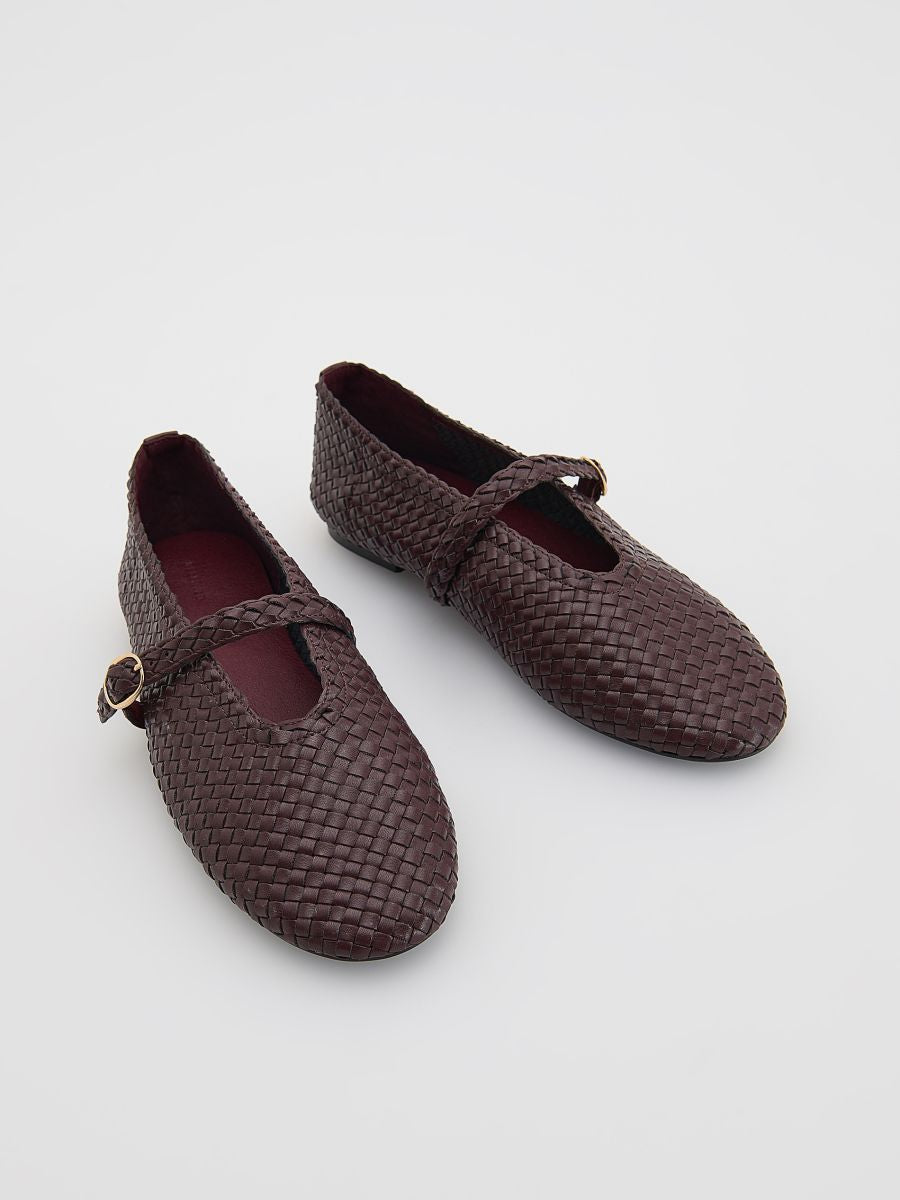 Woven ballet flats with a strap