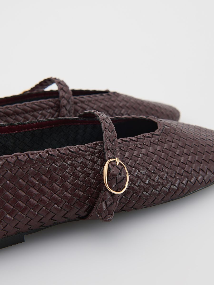 Woven ballet flats with a strap