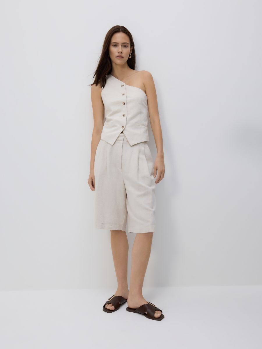 Bermuda shorts with pleats