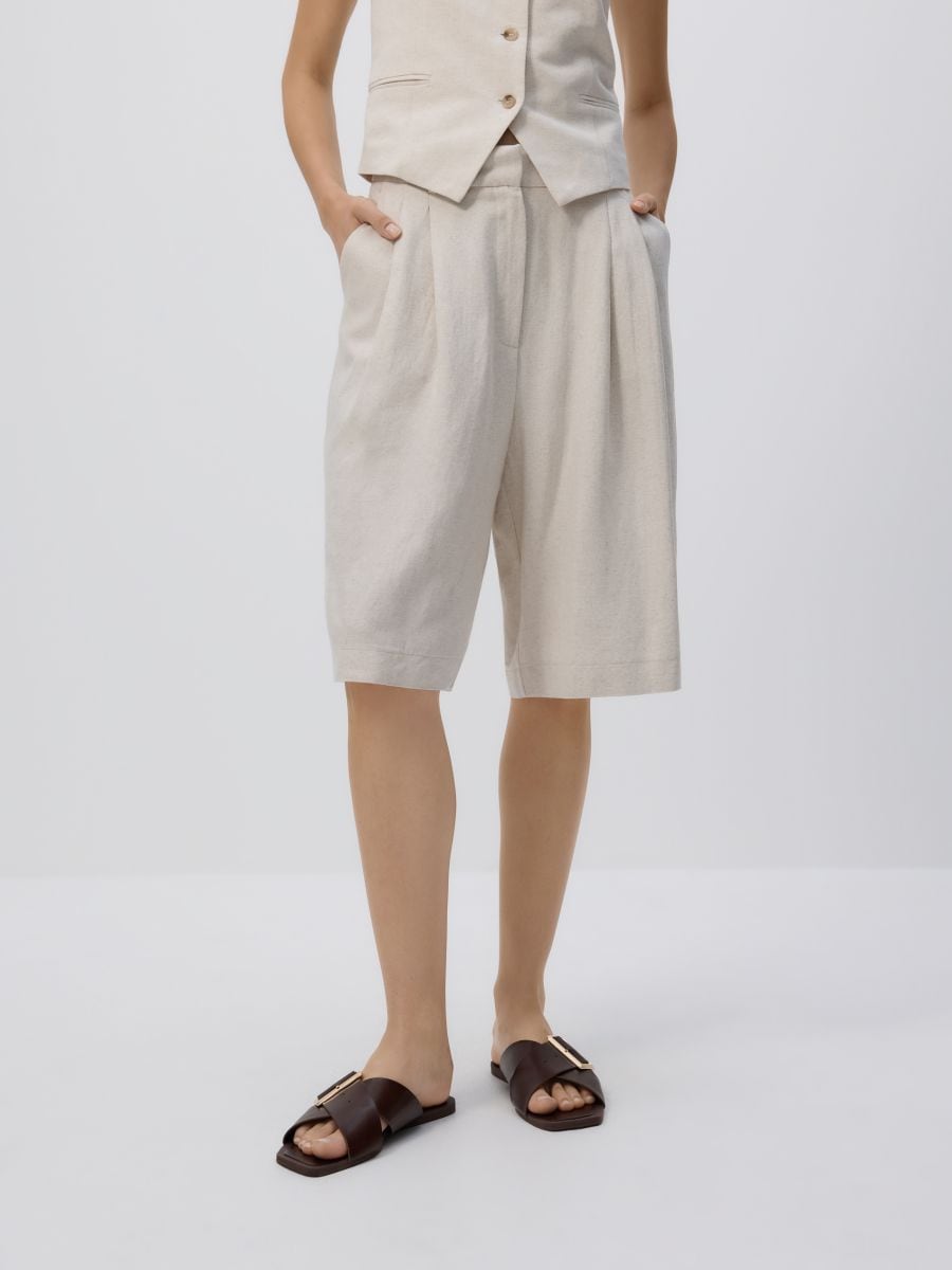 Bermuda shorts with pleats