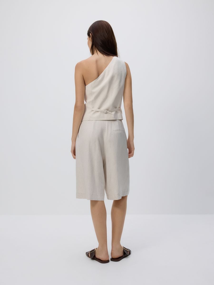 Bermuda shorts with pleats
