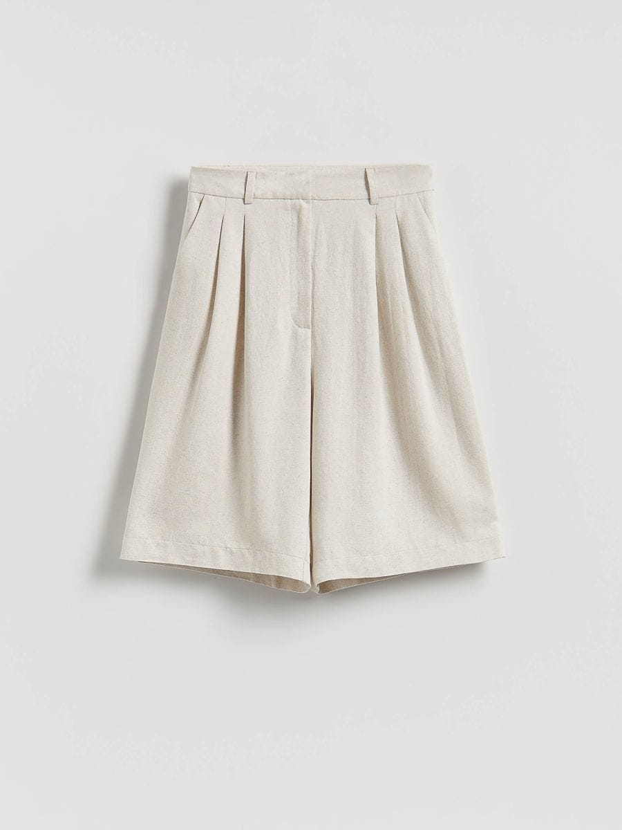 Bermuda shorts with pleats
