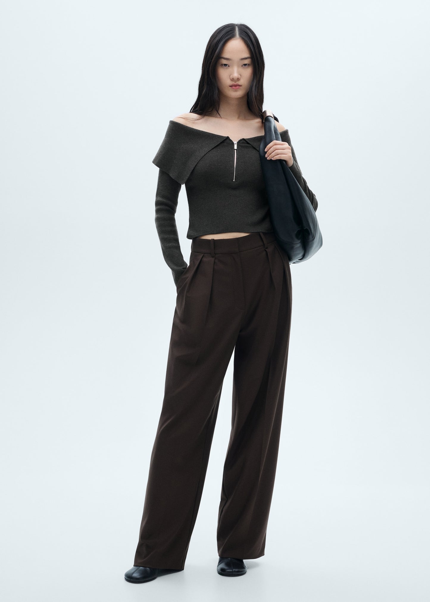 Open-shoulder sweater with zip