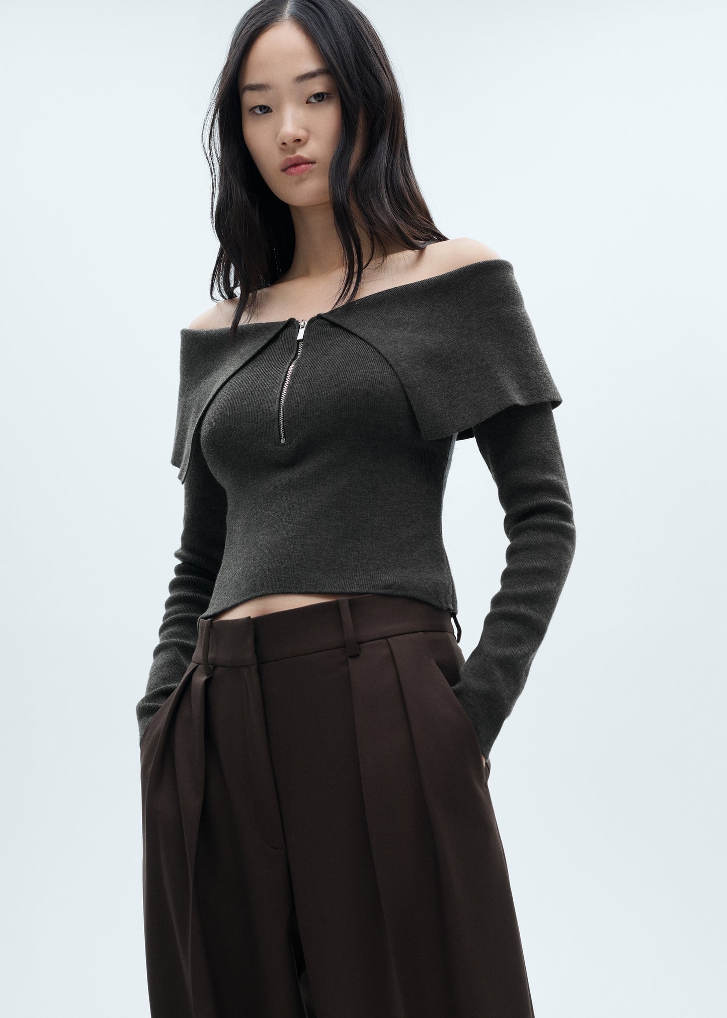 Open-shoulder sweater with zip