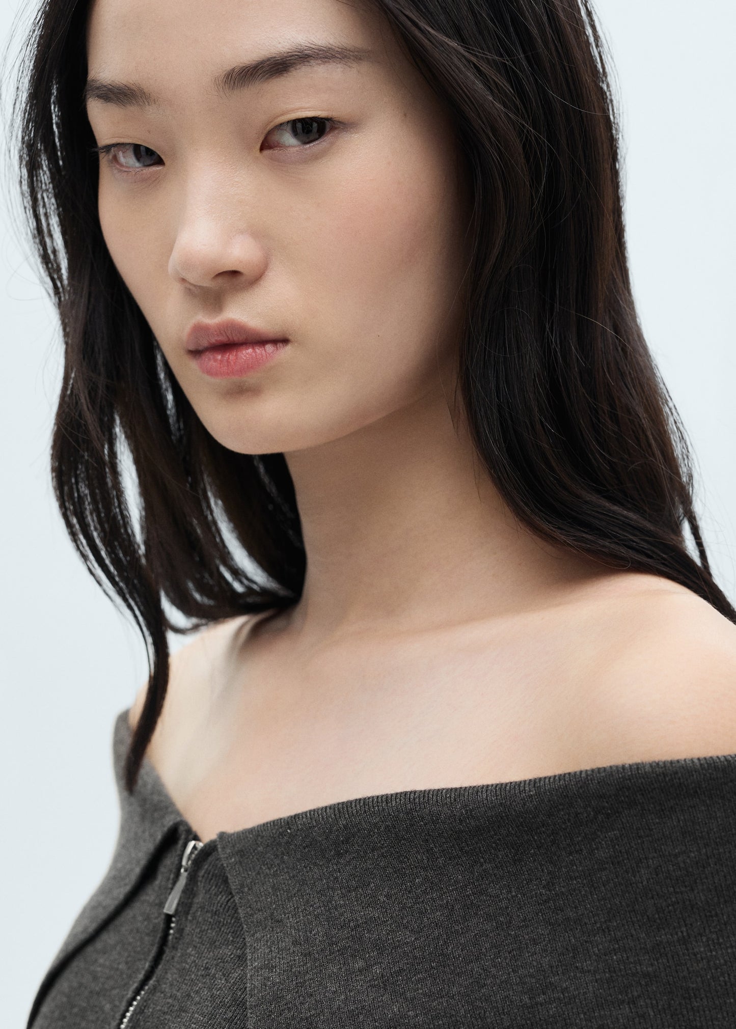 Open-shoulder sweater with zip