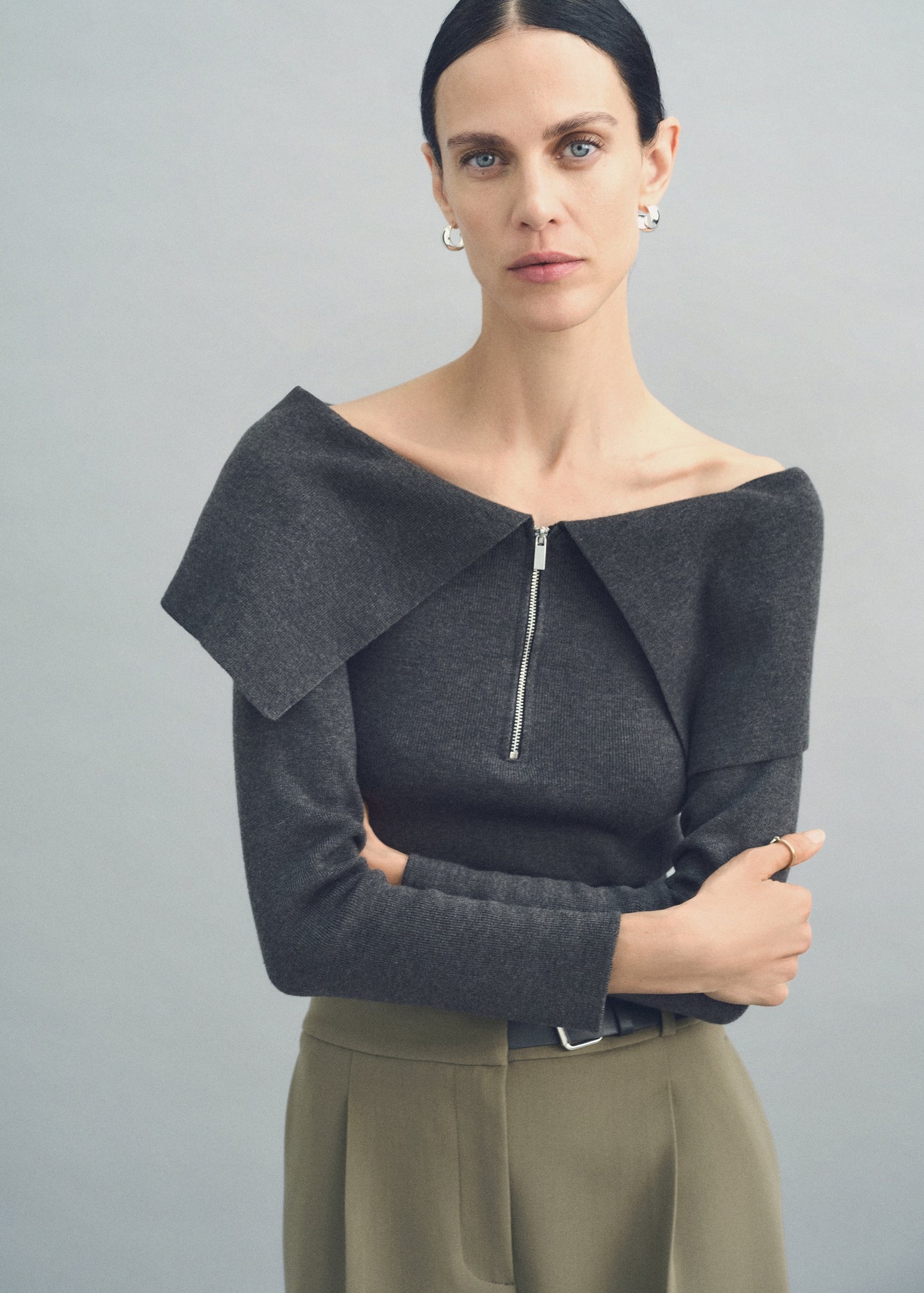 Open-shoulder sweater with zip