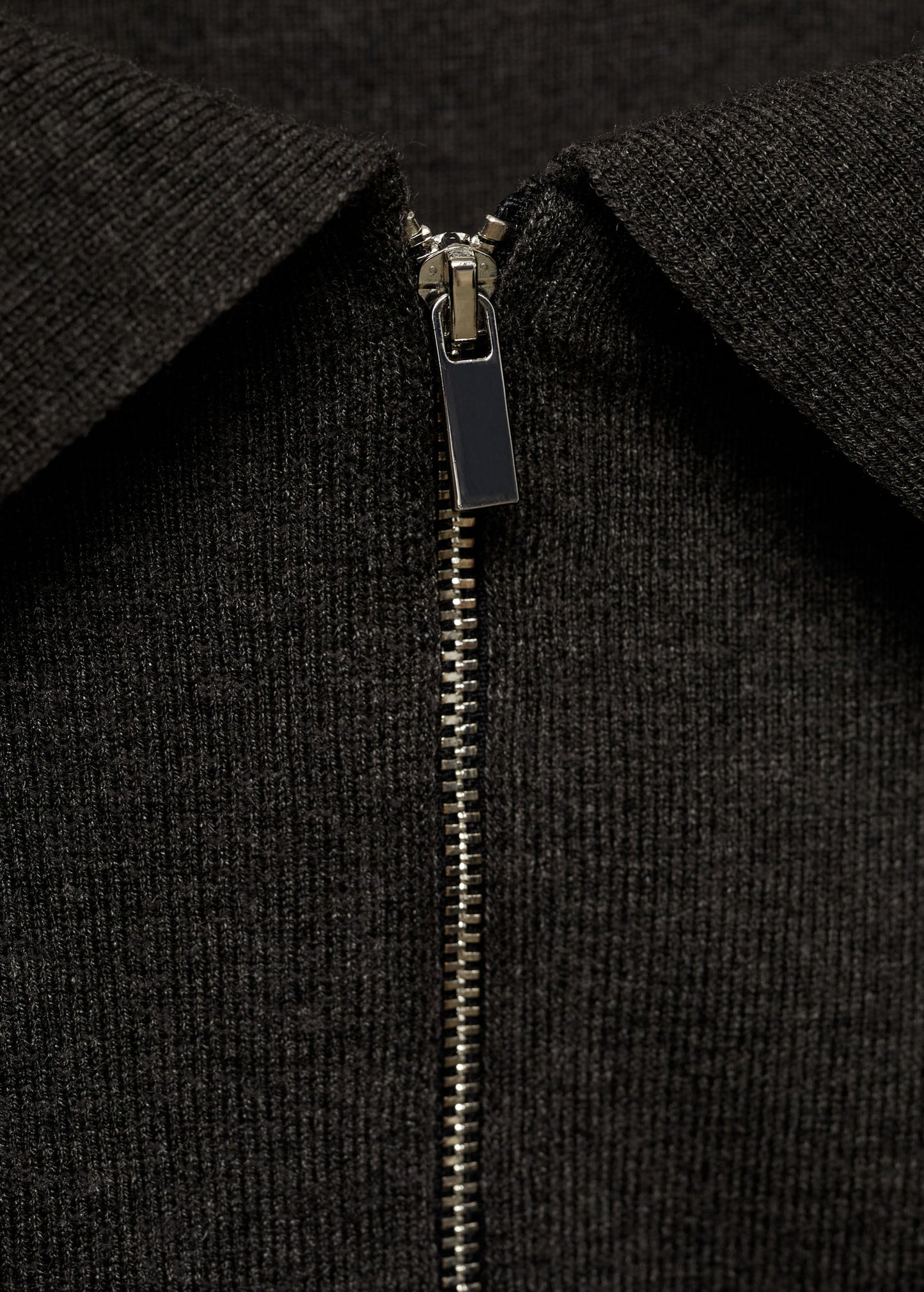 Open-shoulder sweater with zip