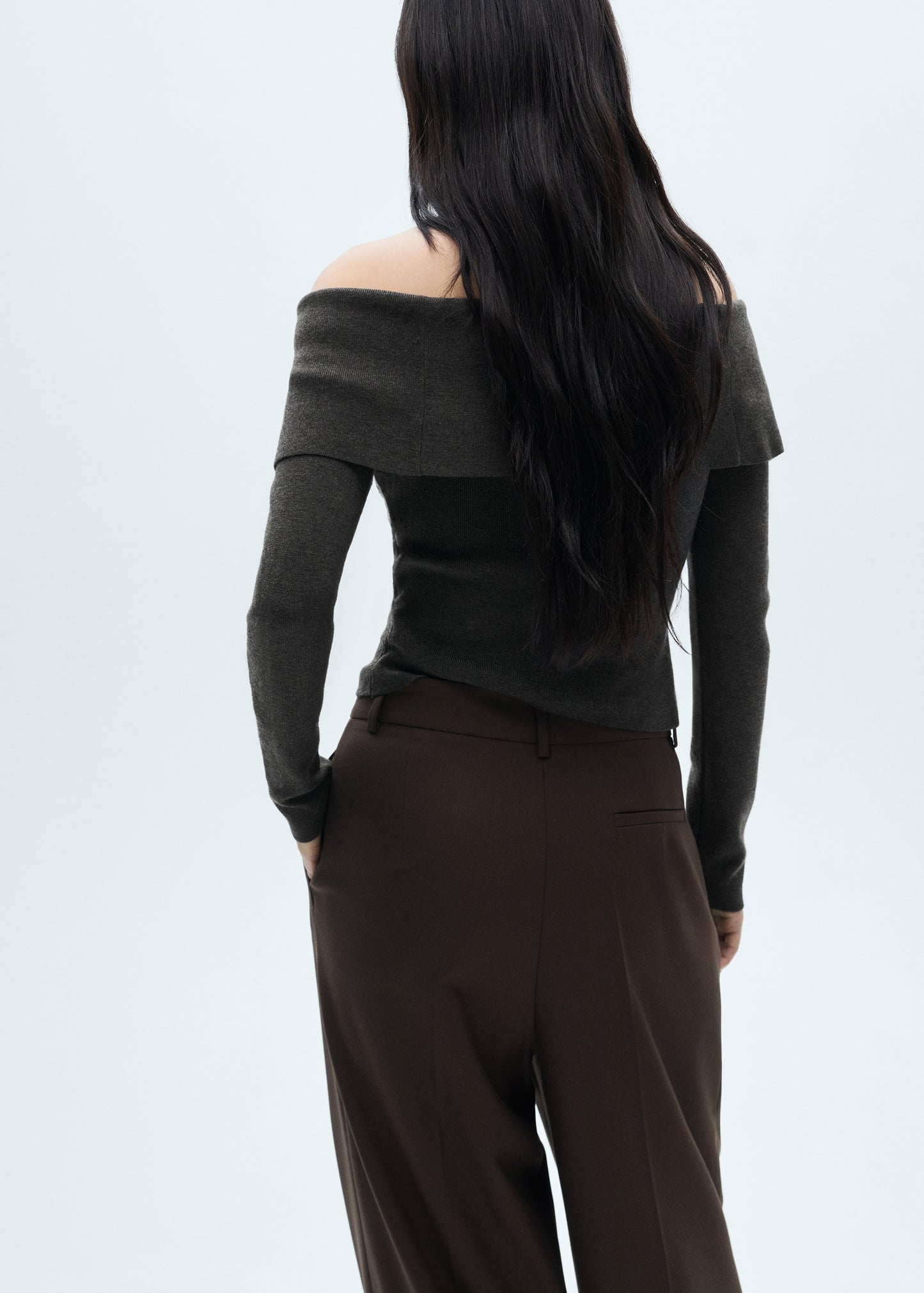 Open-shoulder sweater with zip