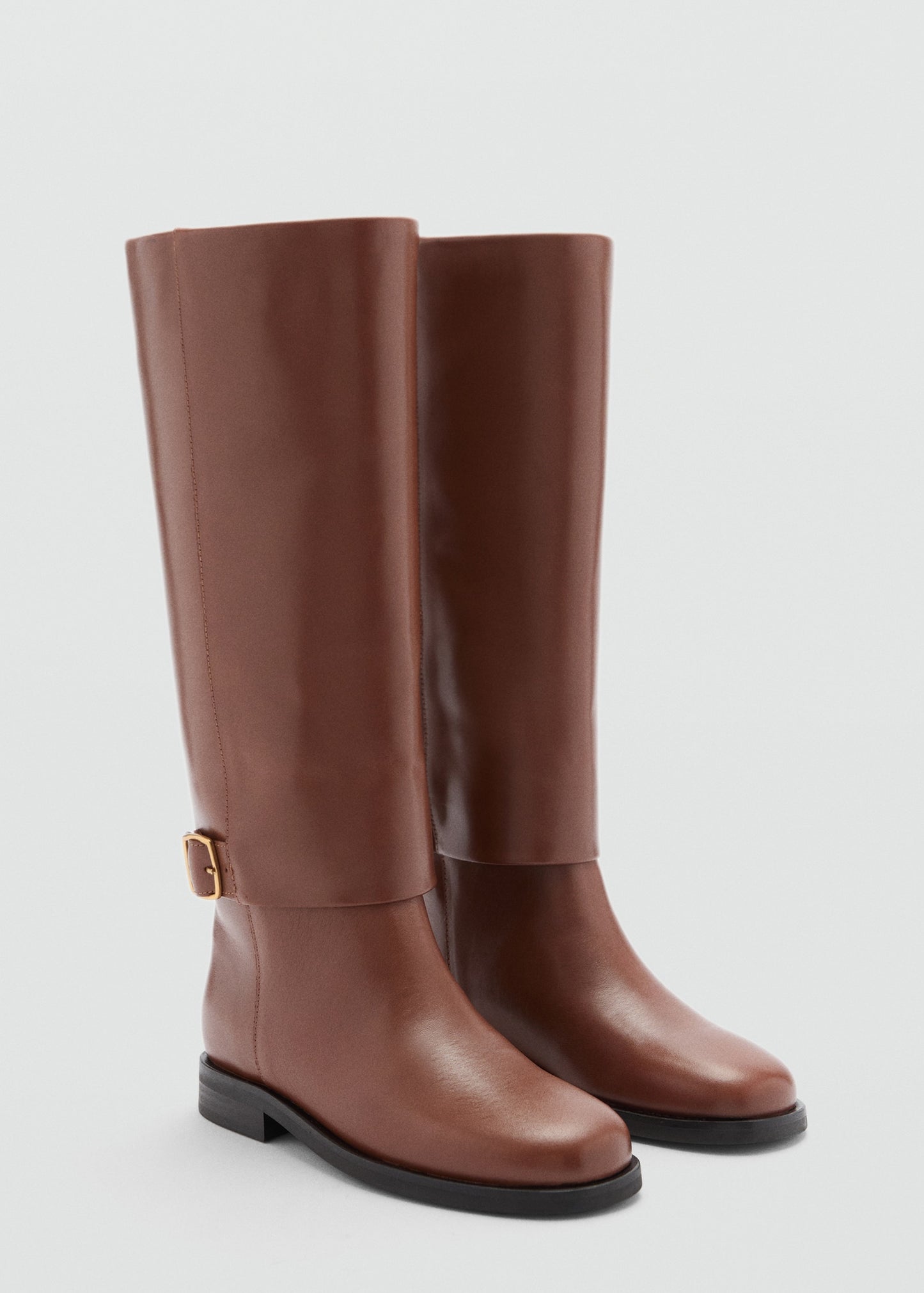 Leather boots with decorative buckle