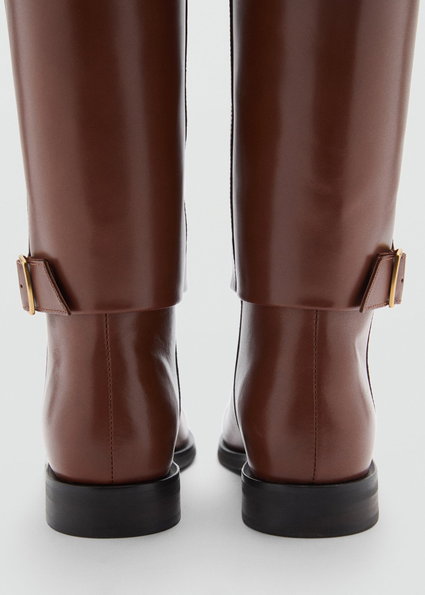 Leather boots with decorative buckle