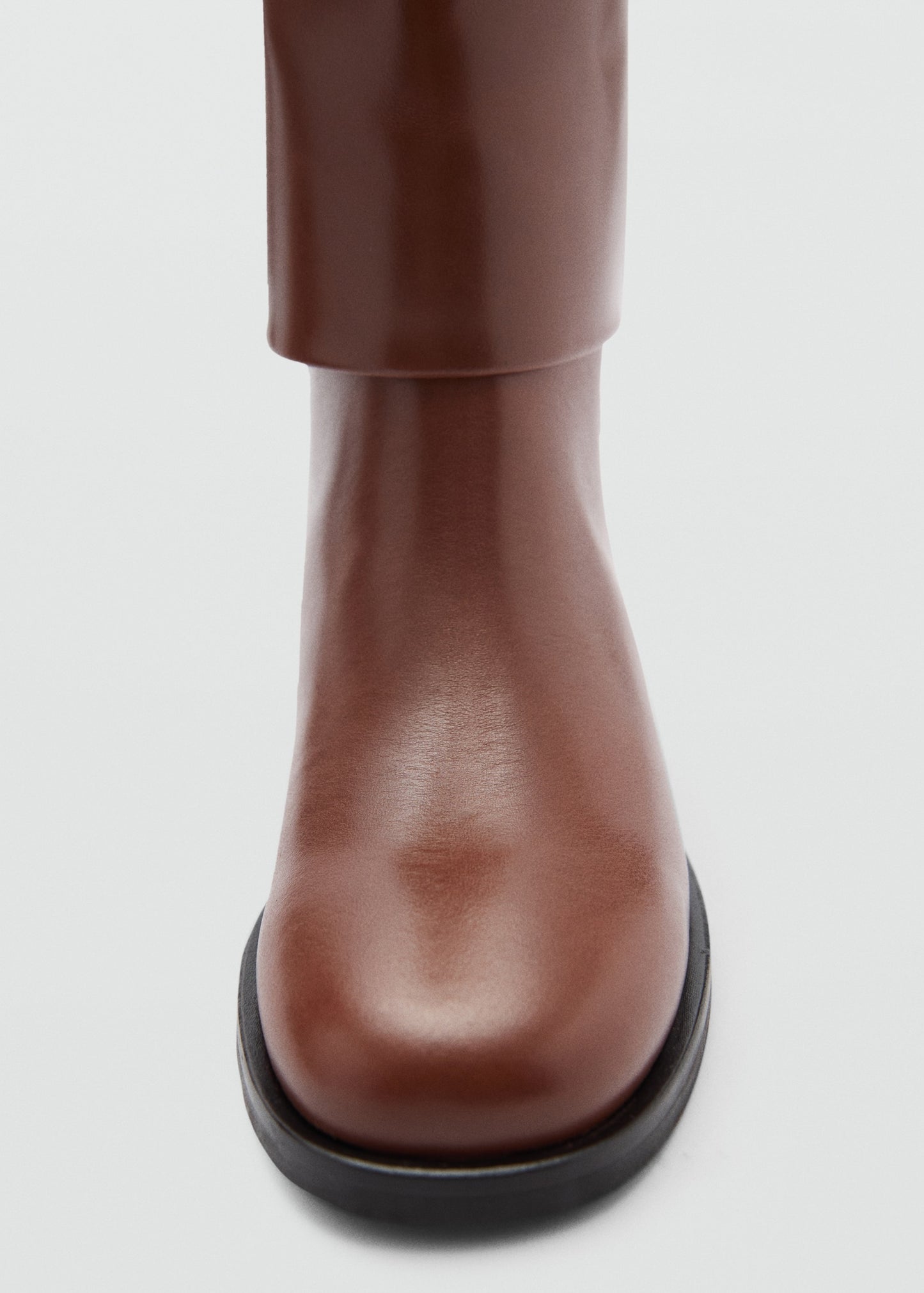 Leather boots with decorative buckle