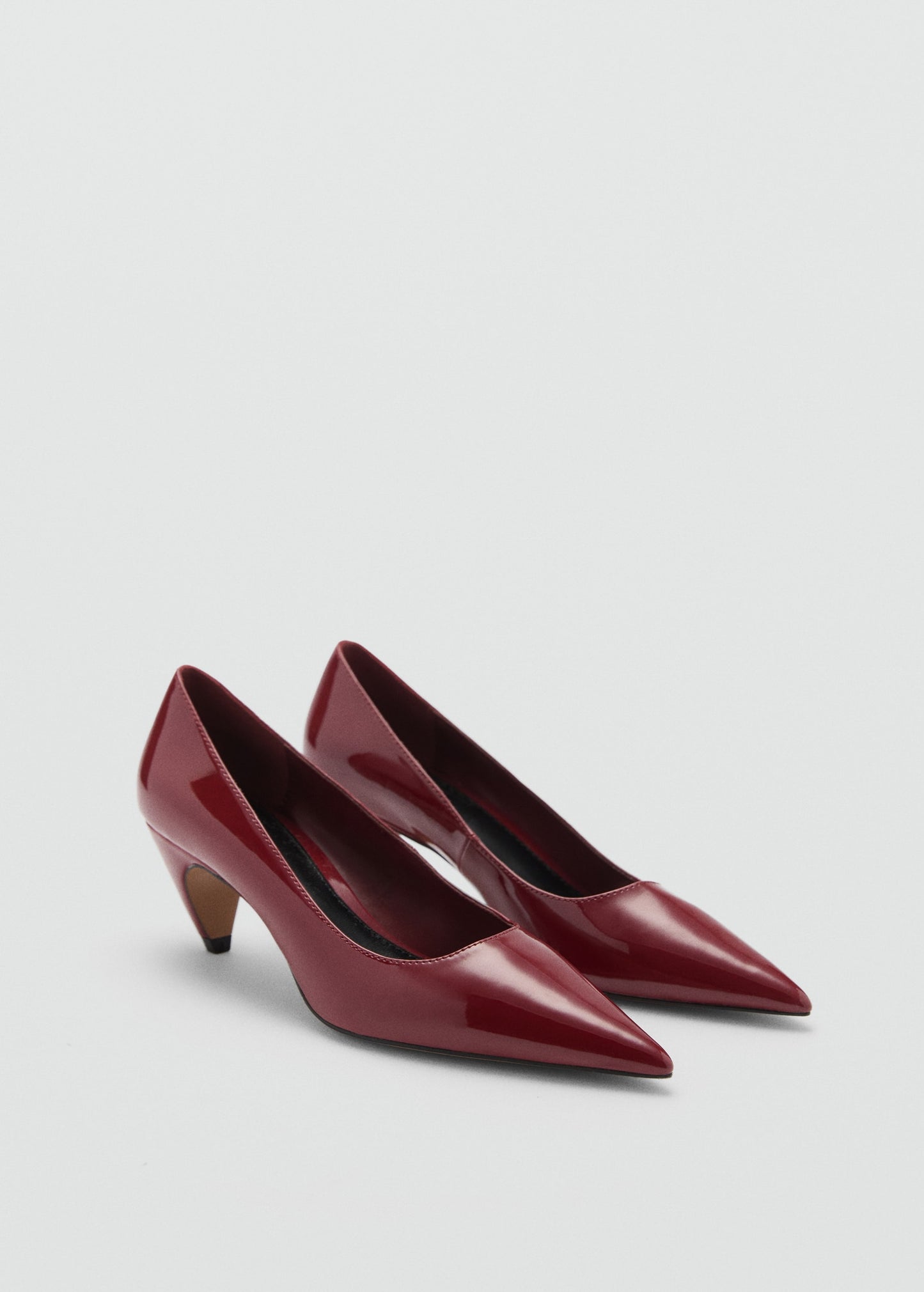 Patent leather heel shoes