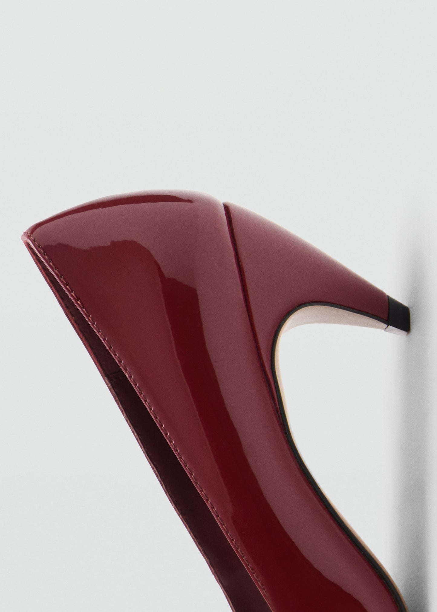 Patent leather heel shoes