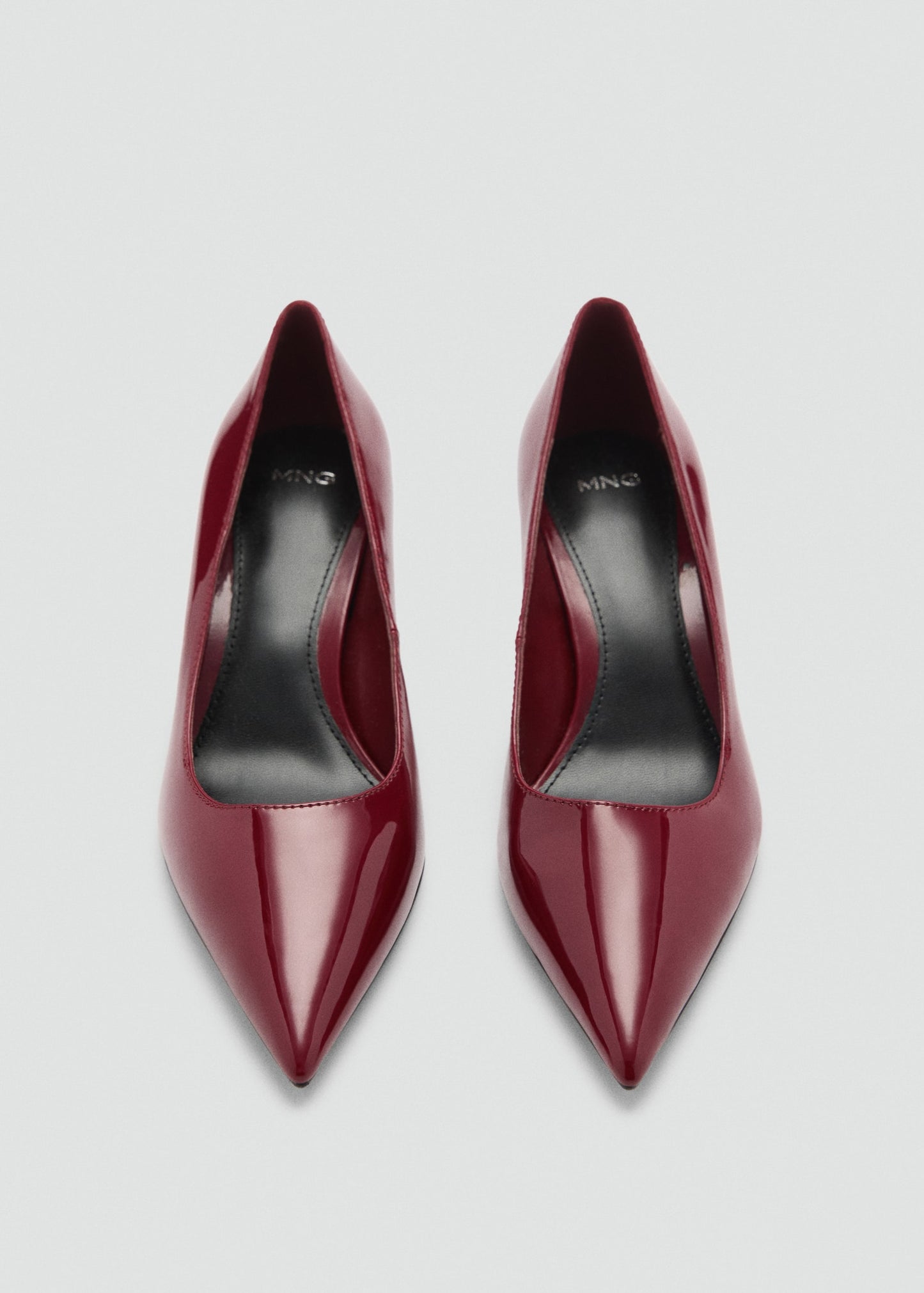 Patent leather heel shoes