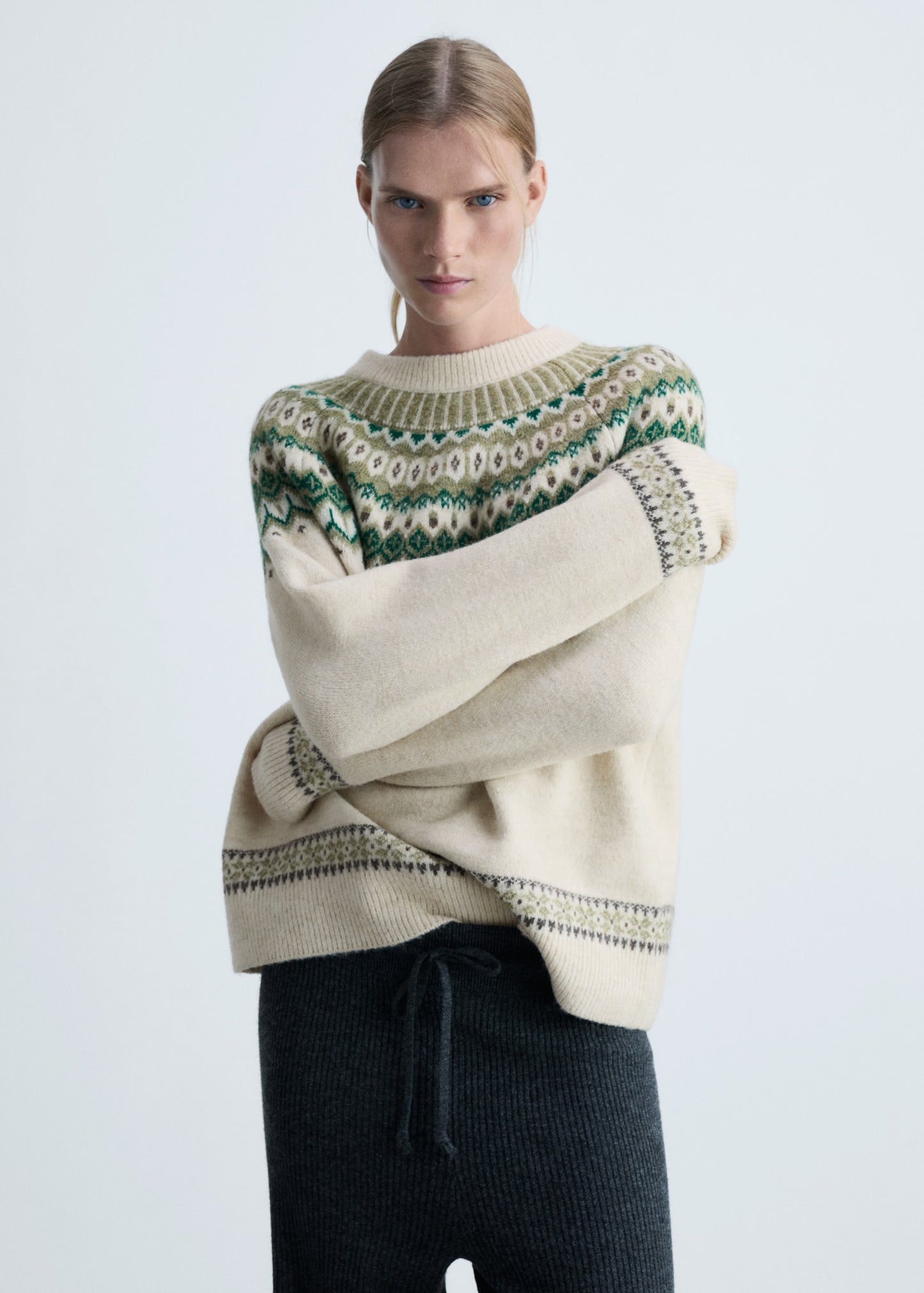 Round-neck knitted sweater
