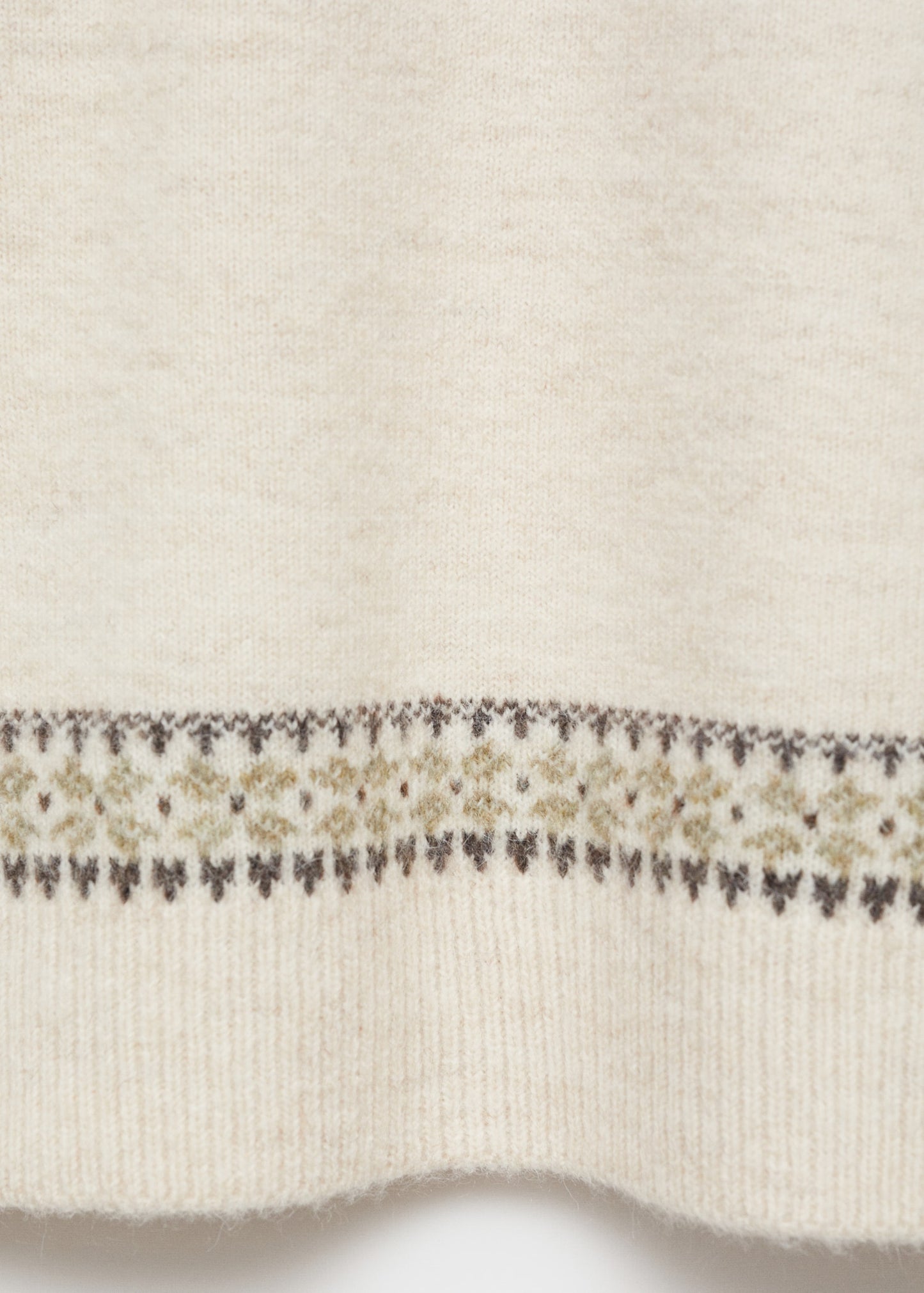 Round-neck knitted sweater