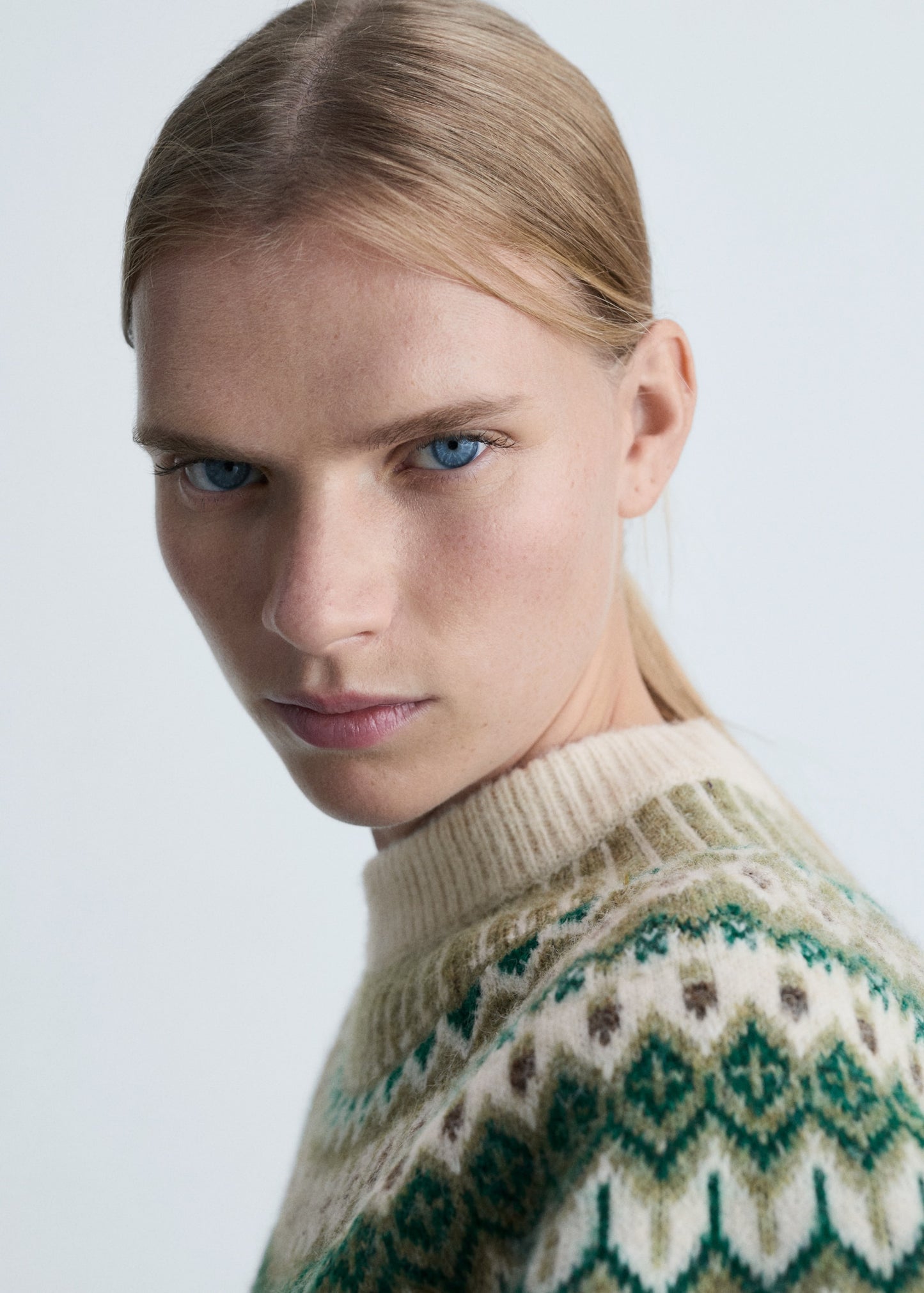 Round-neck knitted sweater