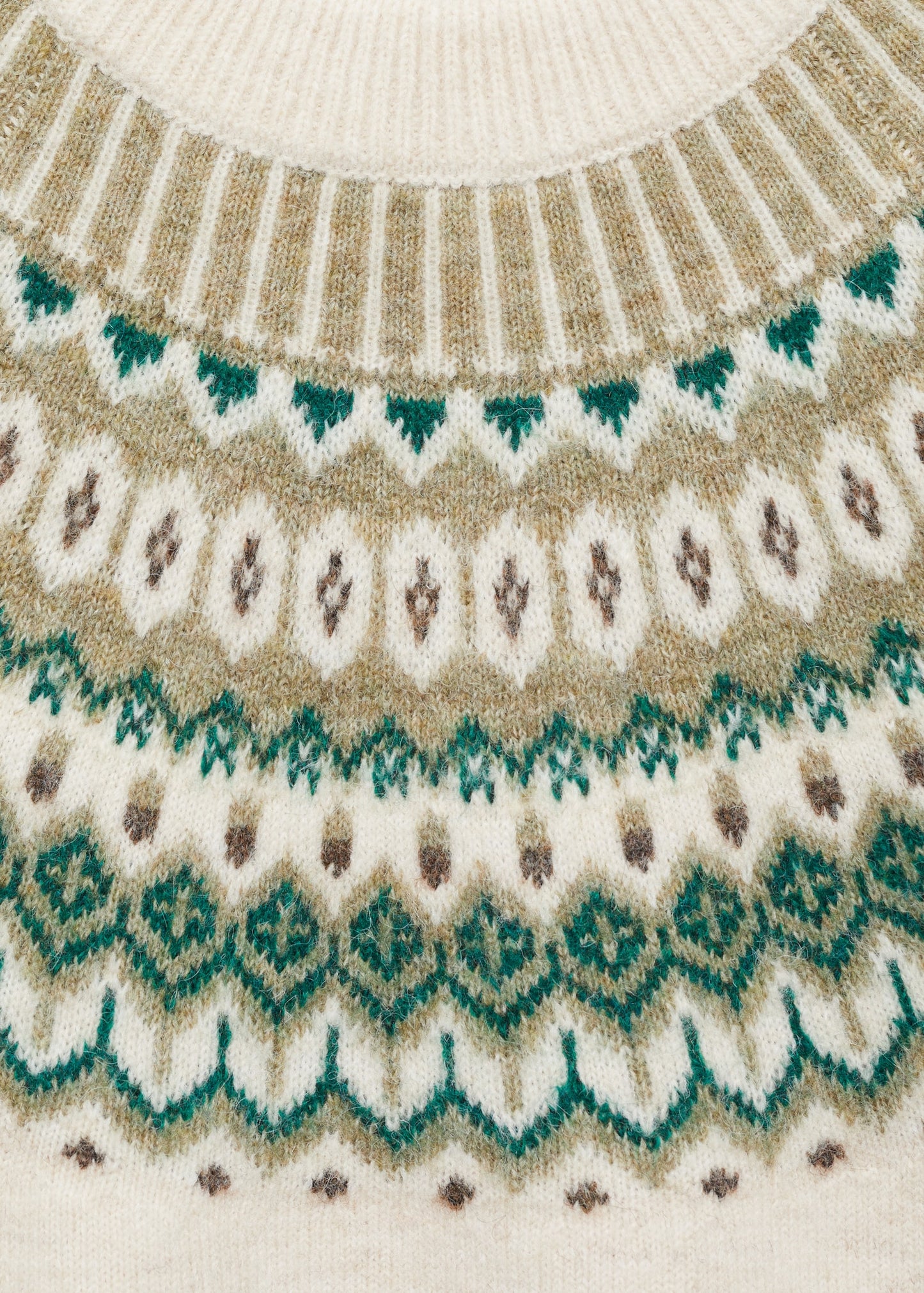 Round-neck knitted sweater