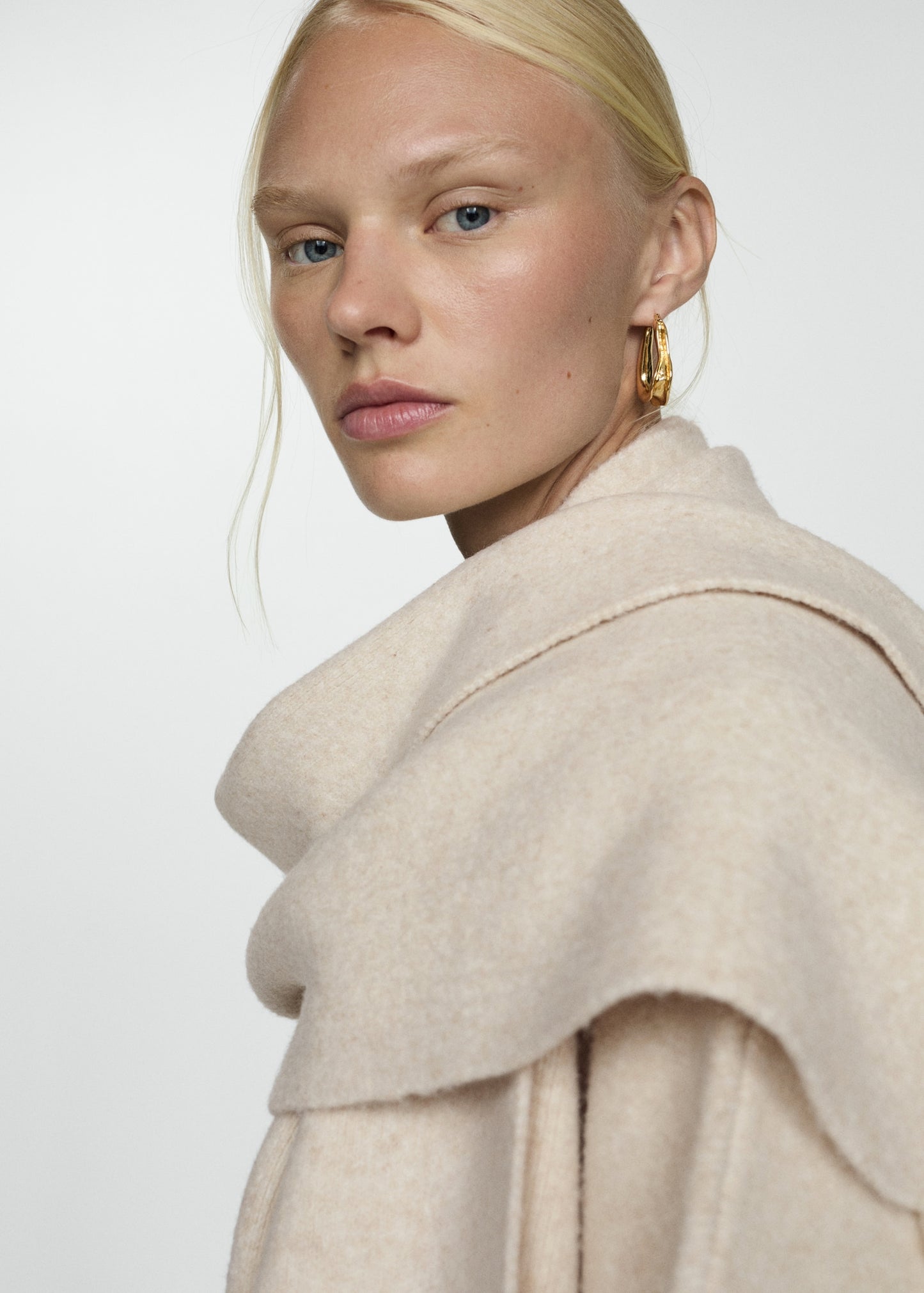Knitted coat with detachable scarf