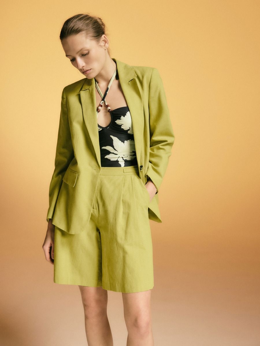 Shorts with linen blend