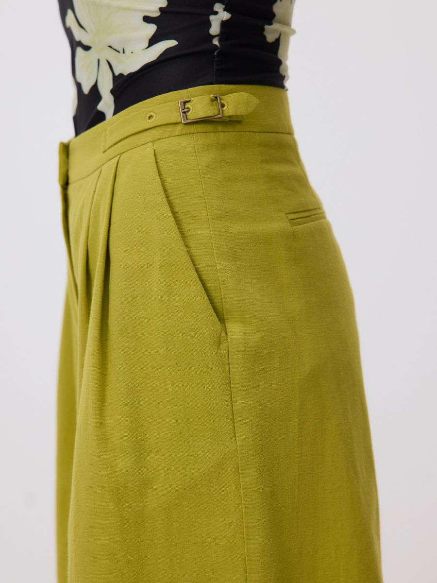Shorts with linen blend