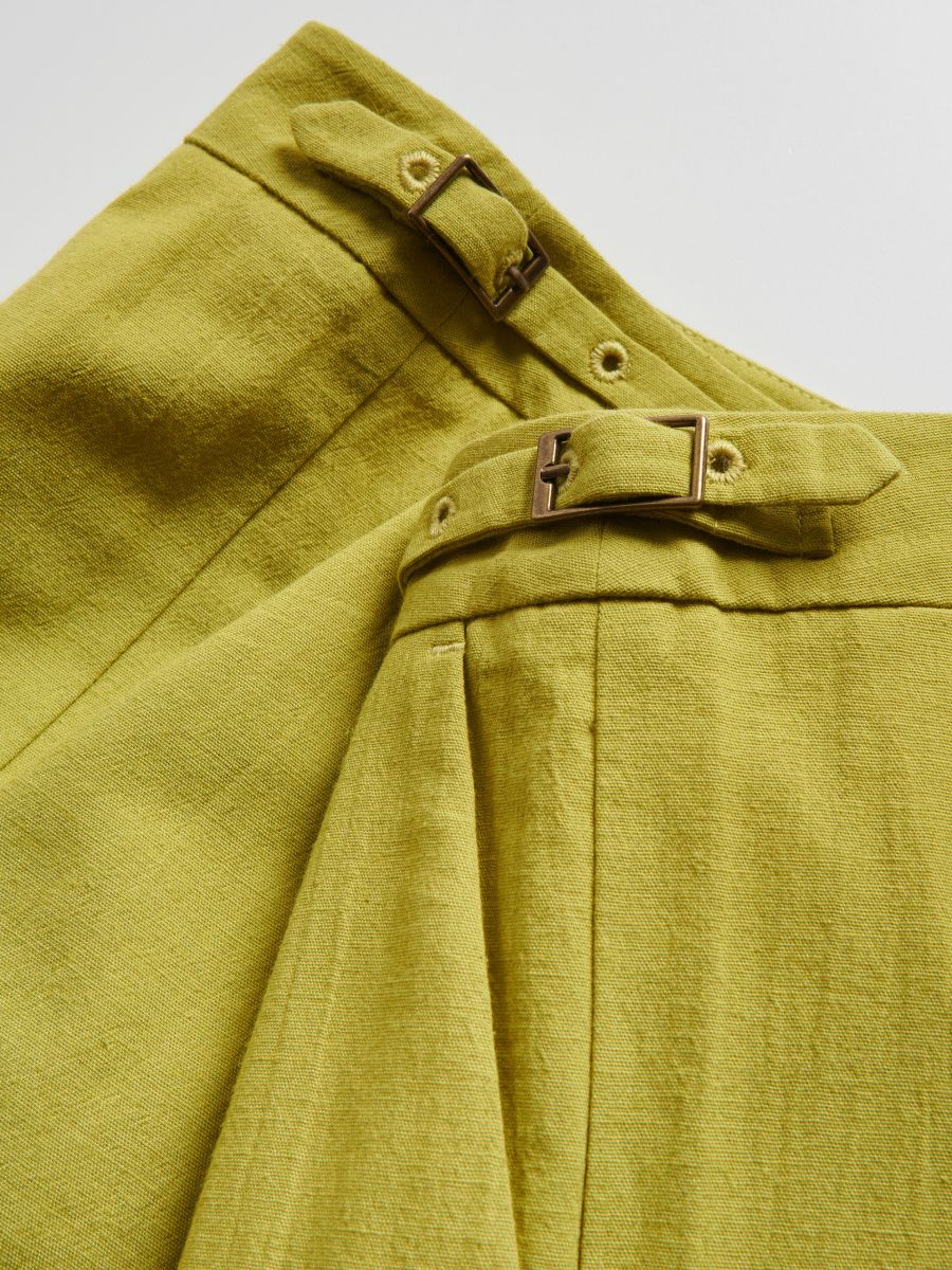 Shorts with linen blend