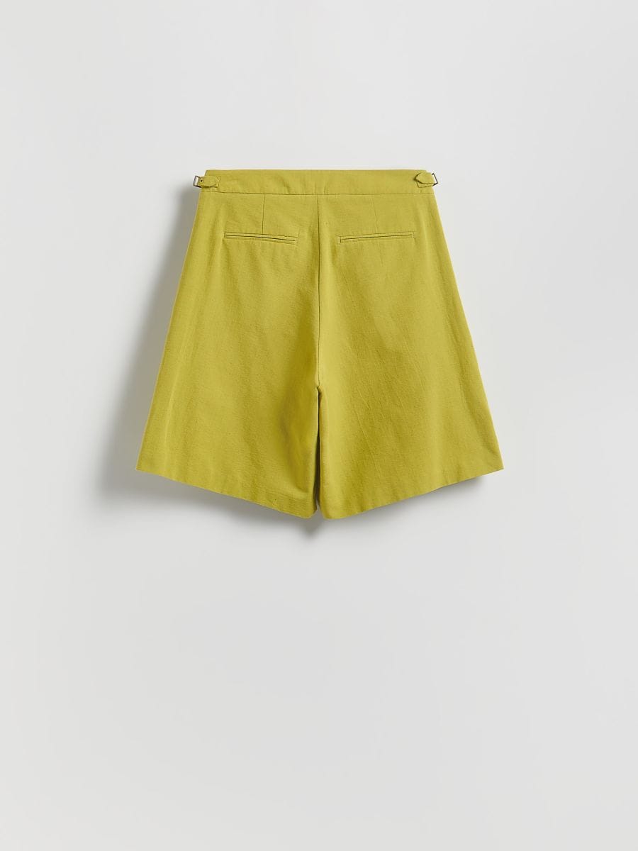 Shorts with linen blend