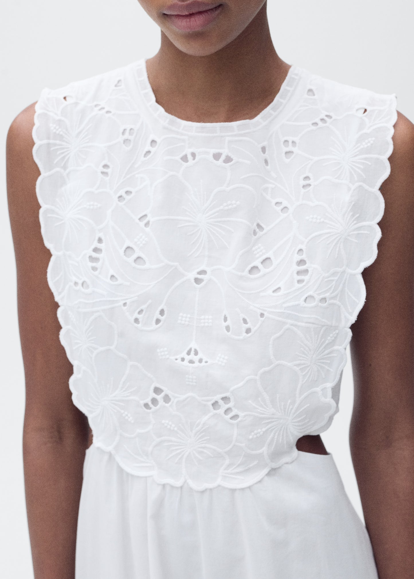 Embroidered dress with side slits