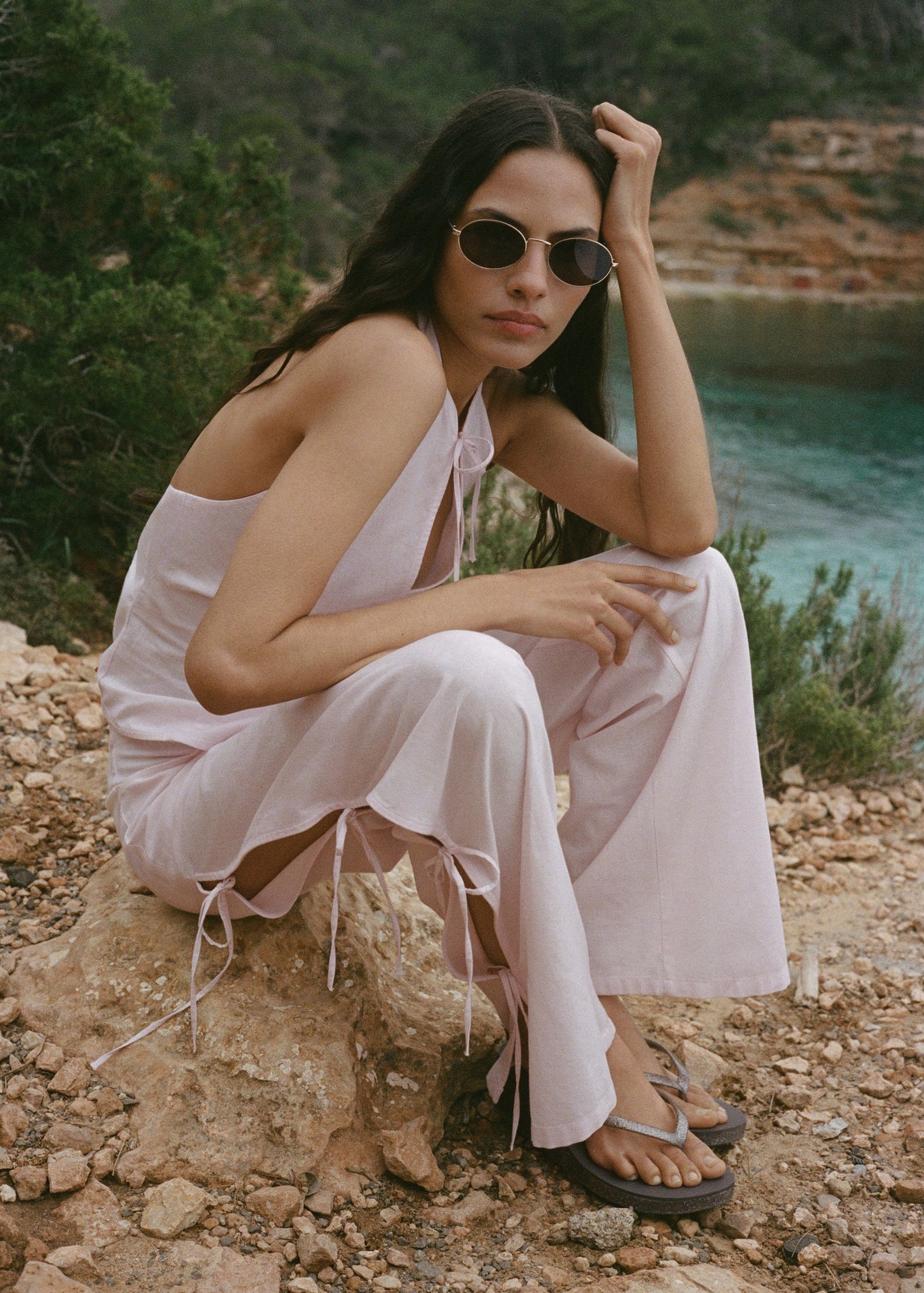 Straight trousers with slits and bows