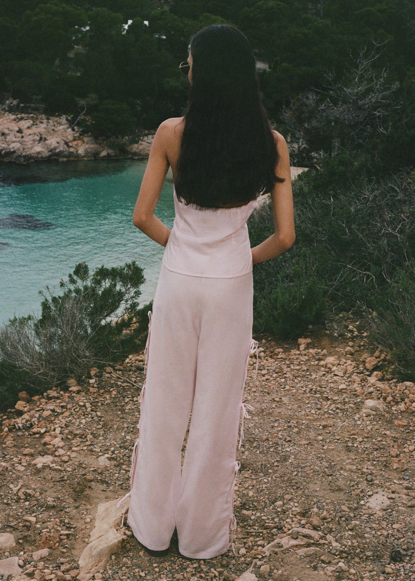 Straight trousers with slits and bows