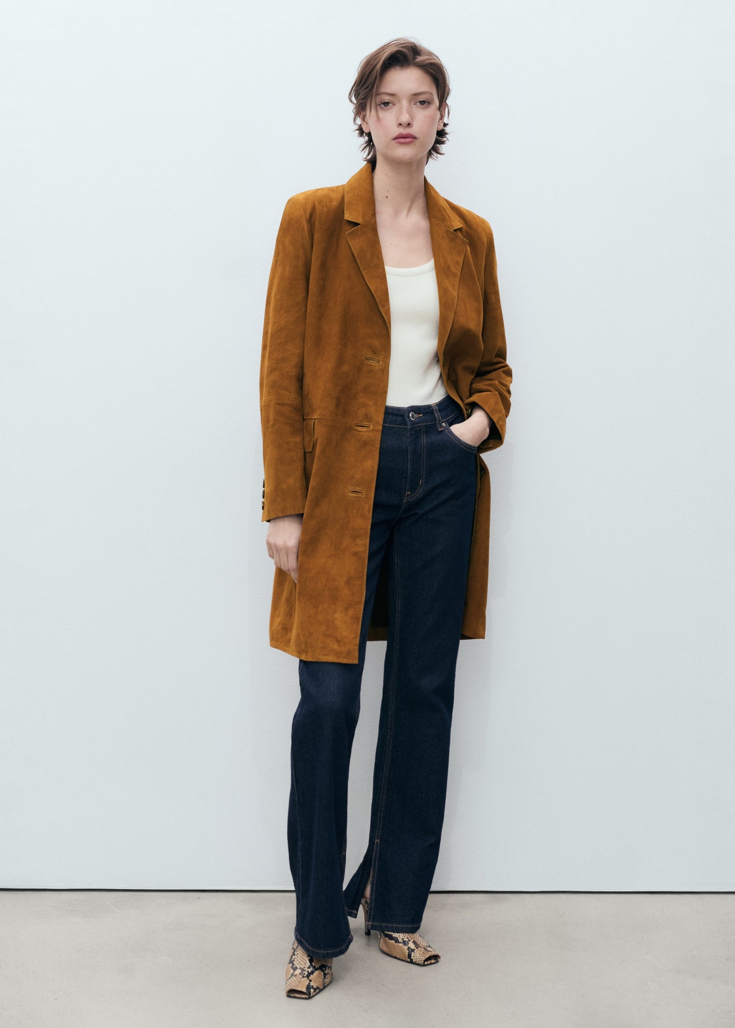 Lapelled suede coat