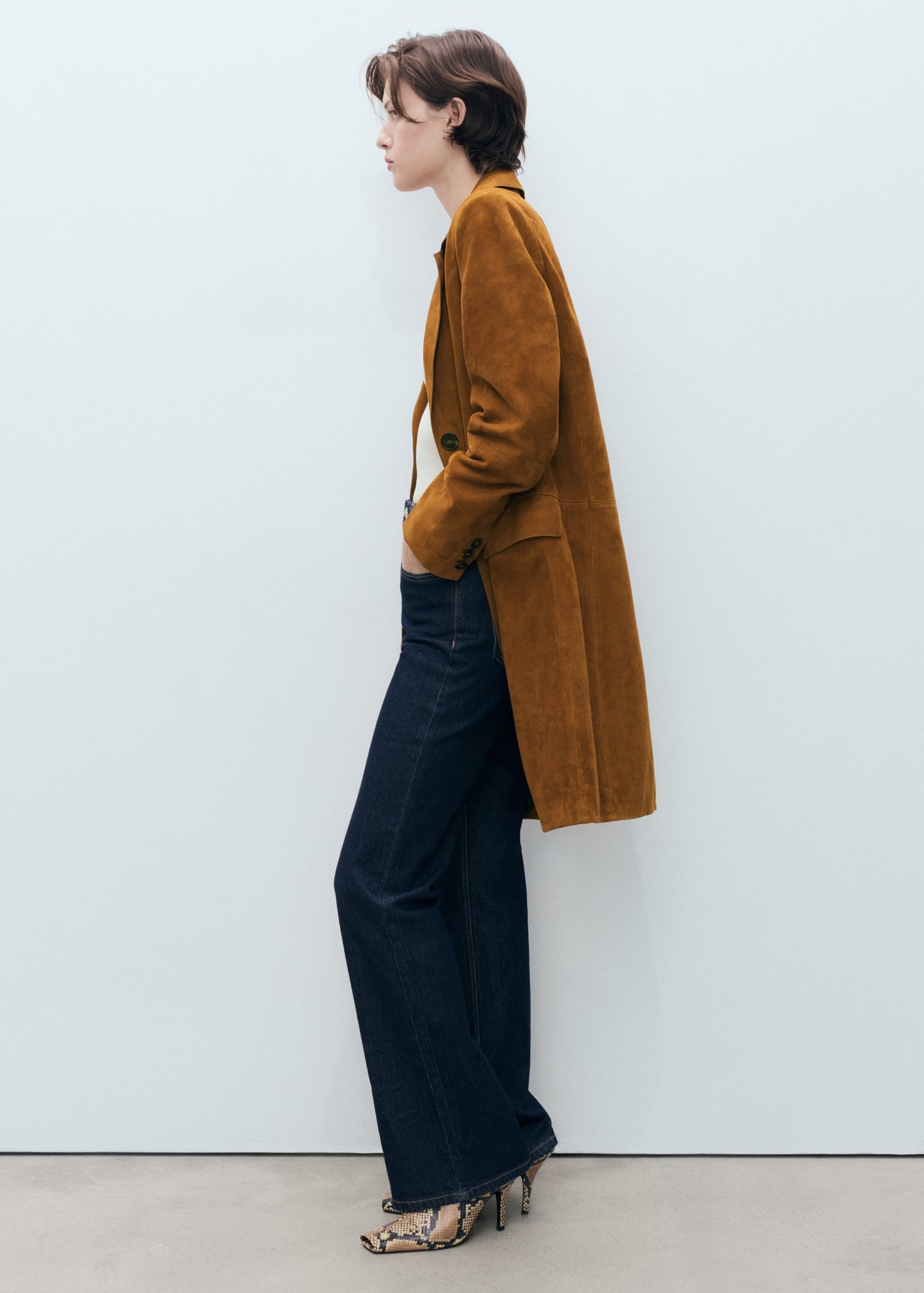 Lapelled suede coat