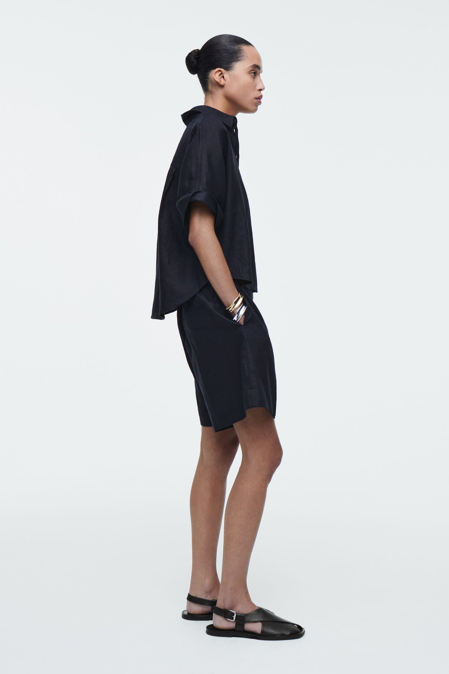 Tailored elasticated linen shorts