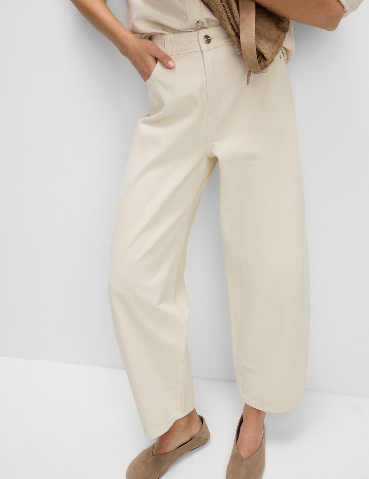 Mid Rise Barrel Jeans